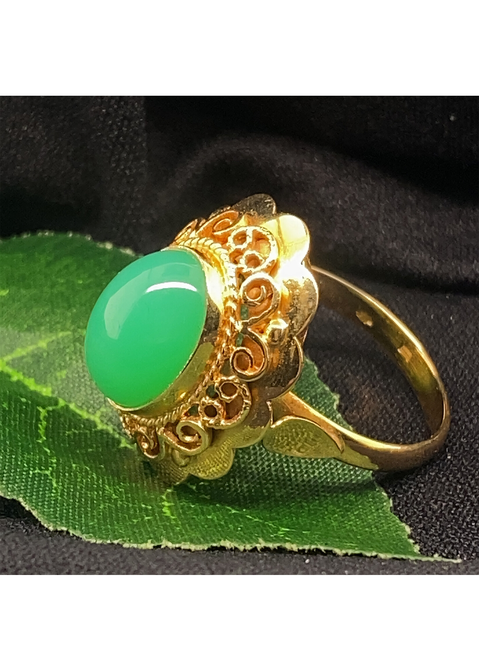 Vintage & Occasion Vintage gouden ring met groene ovale edelsteen