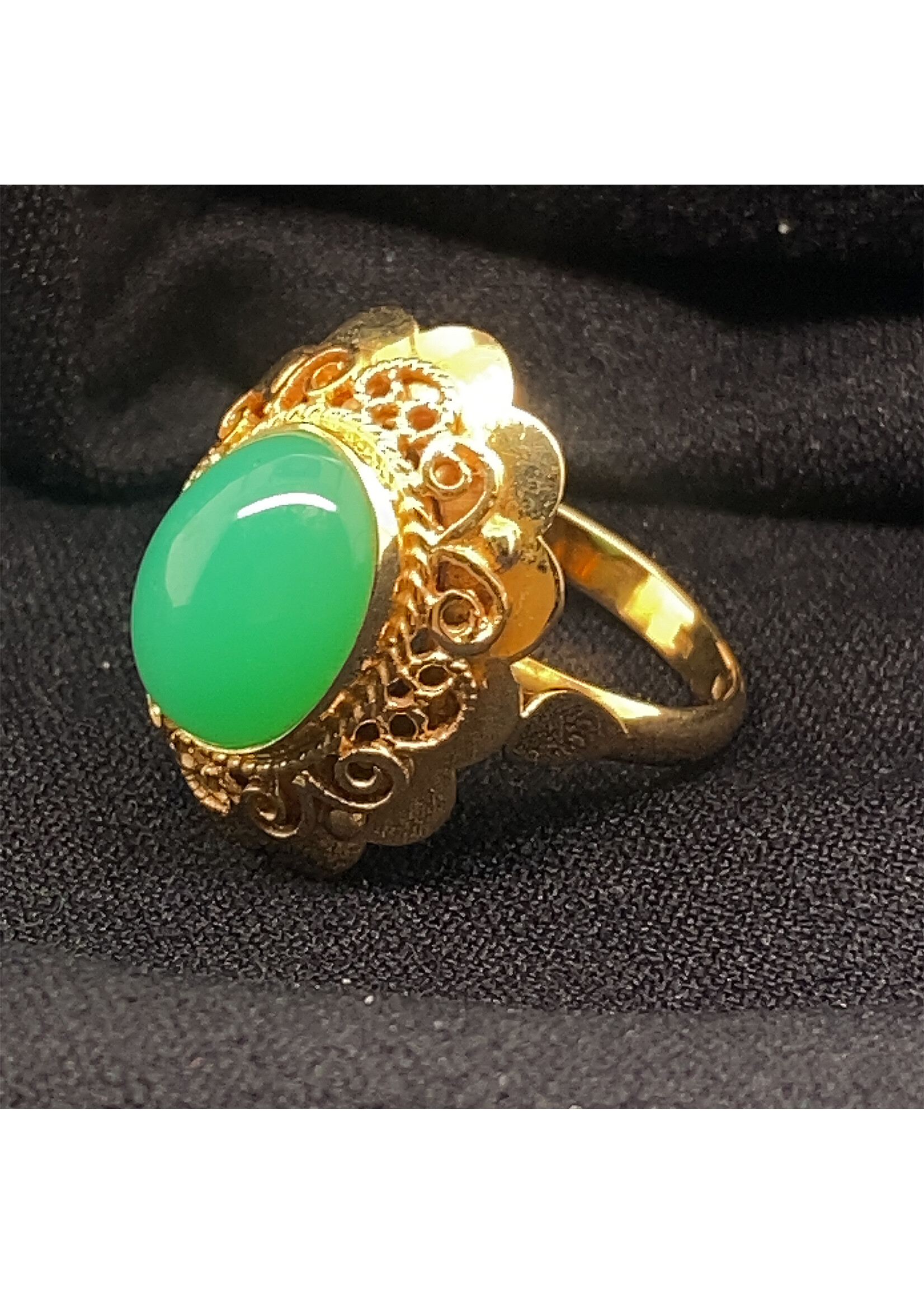 Vintage & Occasion Vintage gouden ring met groene ovale edelsteen