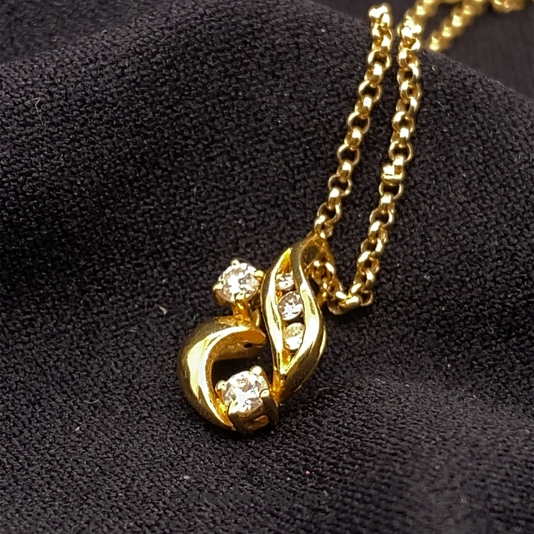 Een 18 Karaats Wit Gouden Ketting Met Hanger In De Vorm Van Een Klavertje Vier Bezet Met Een Briljantje 2