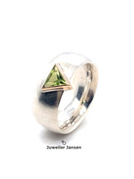 Vintage & Occasion Zilveren ring met driehoekige groene peridoot edelsteen