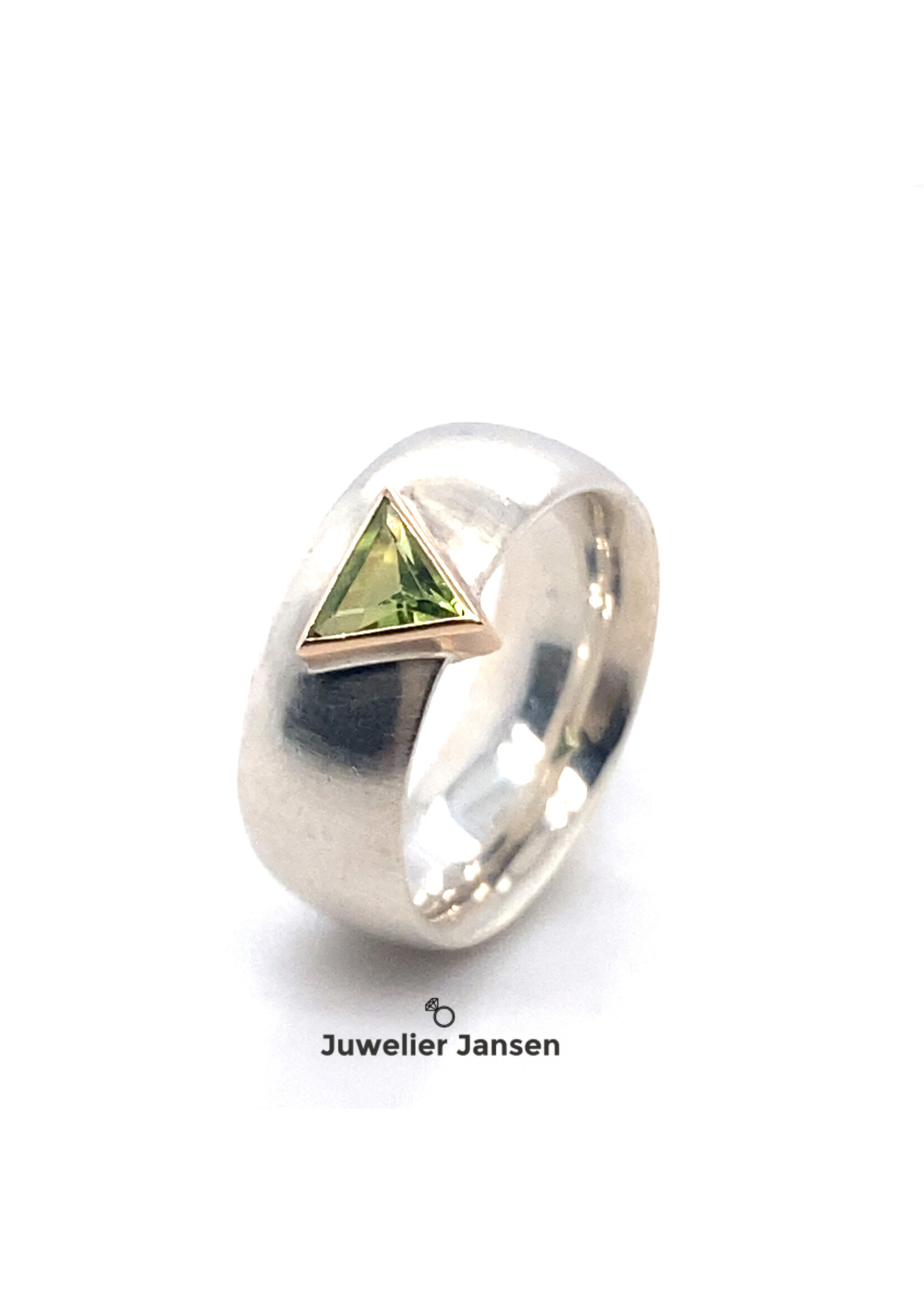 Vintage & Occasion Zilveren ring met driehoekige groene peridoot edelsteen