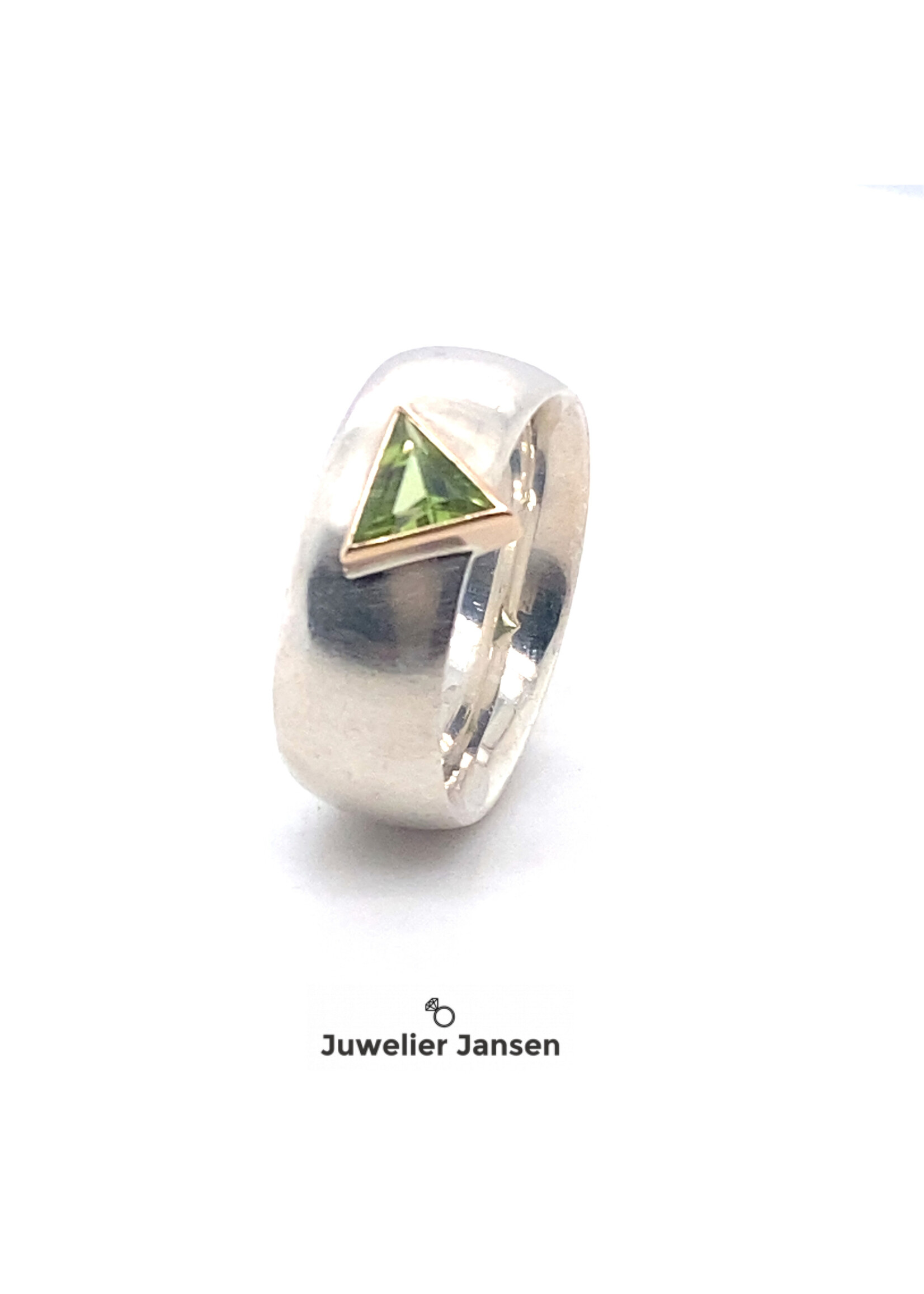 Vintage & Occasion Zilveren ring met driehoekige groene peridoot edelsteen