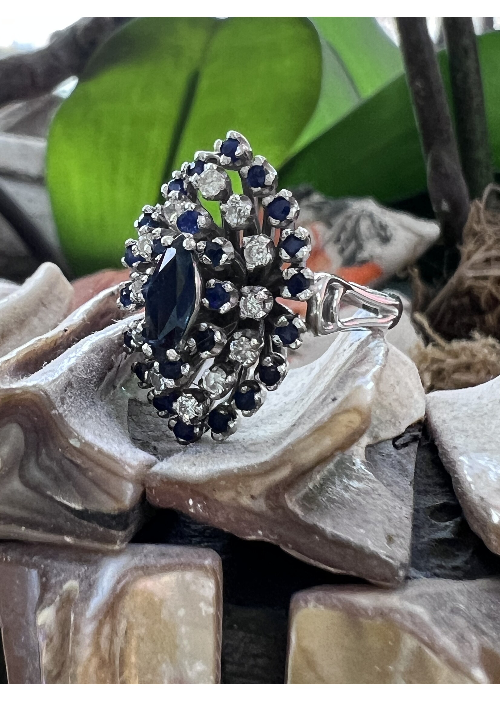 Vintage & Occasion Occasion witgouden ring met diamant en saffier