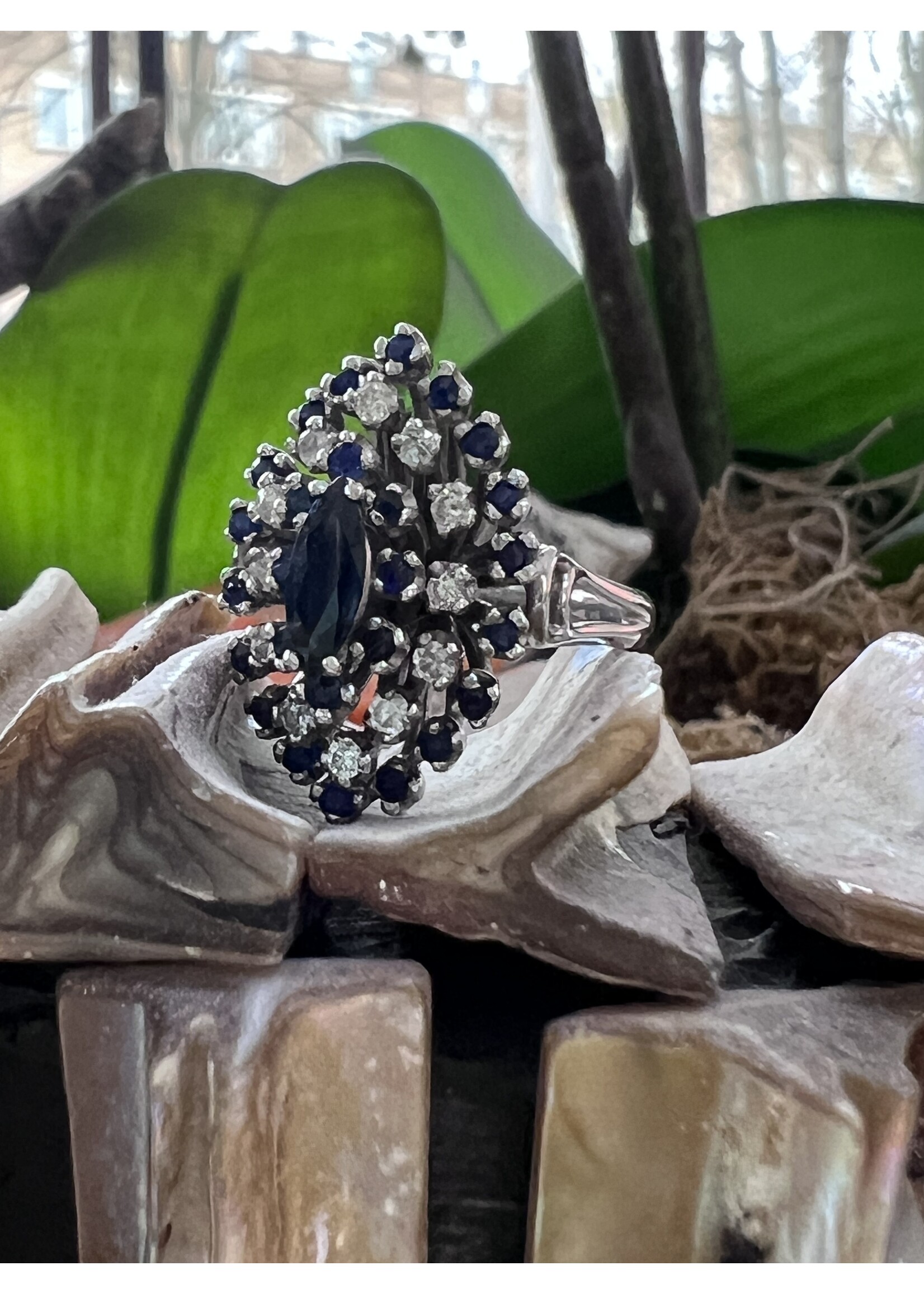 Vintage & Occasion Occasion witgouden ring met diamant en saffier