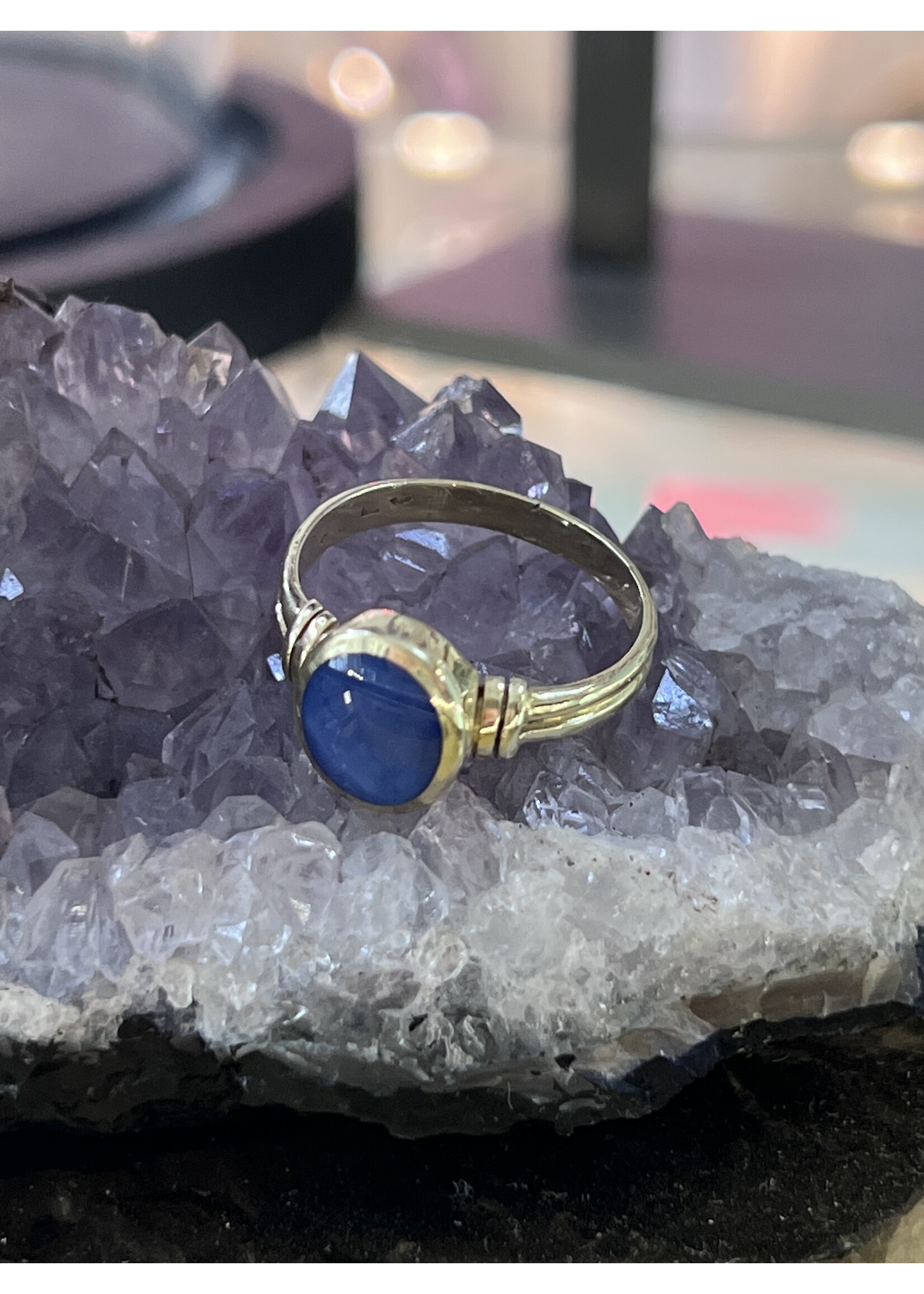 Vintage & Occasion Occasion 14kt gouden ring met blauw stersaffier
