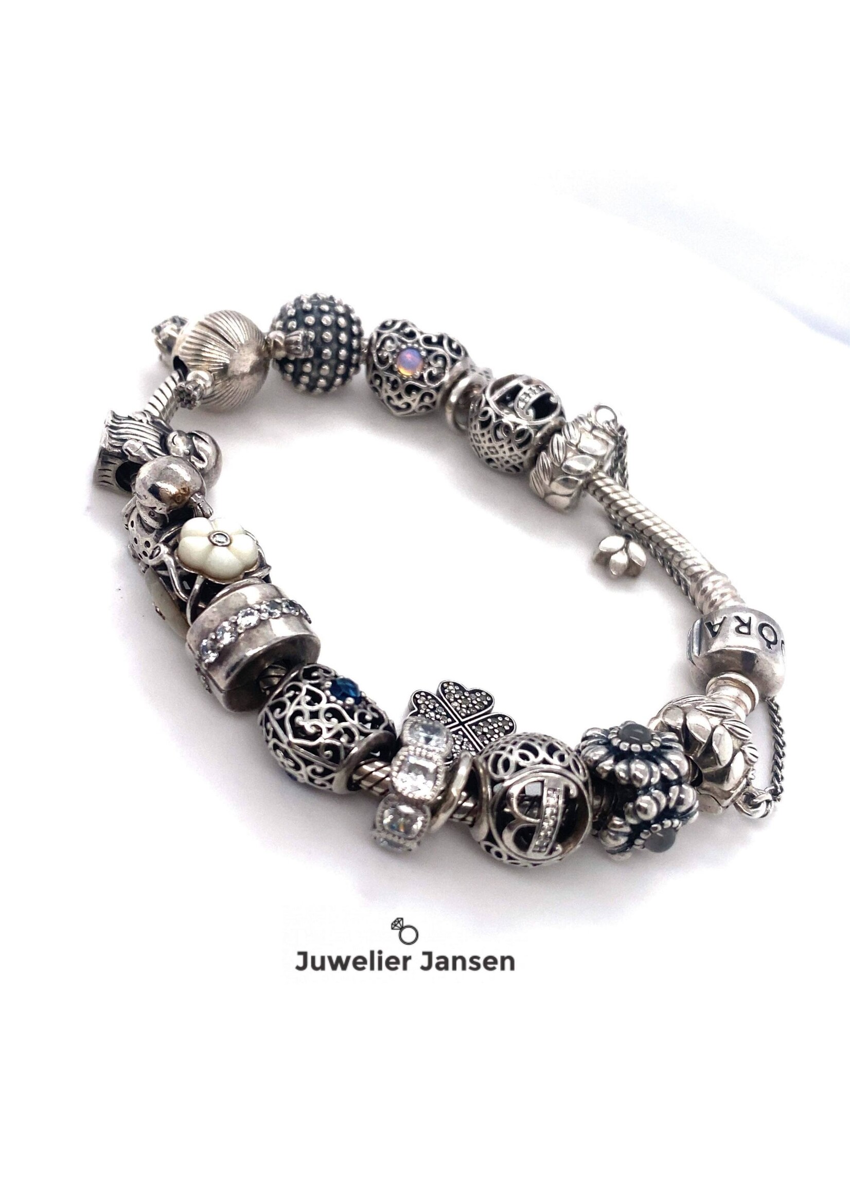 Vintage & Occasion Pandora armband vol met 14 bedels en 1 veiligheidskettinkje