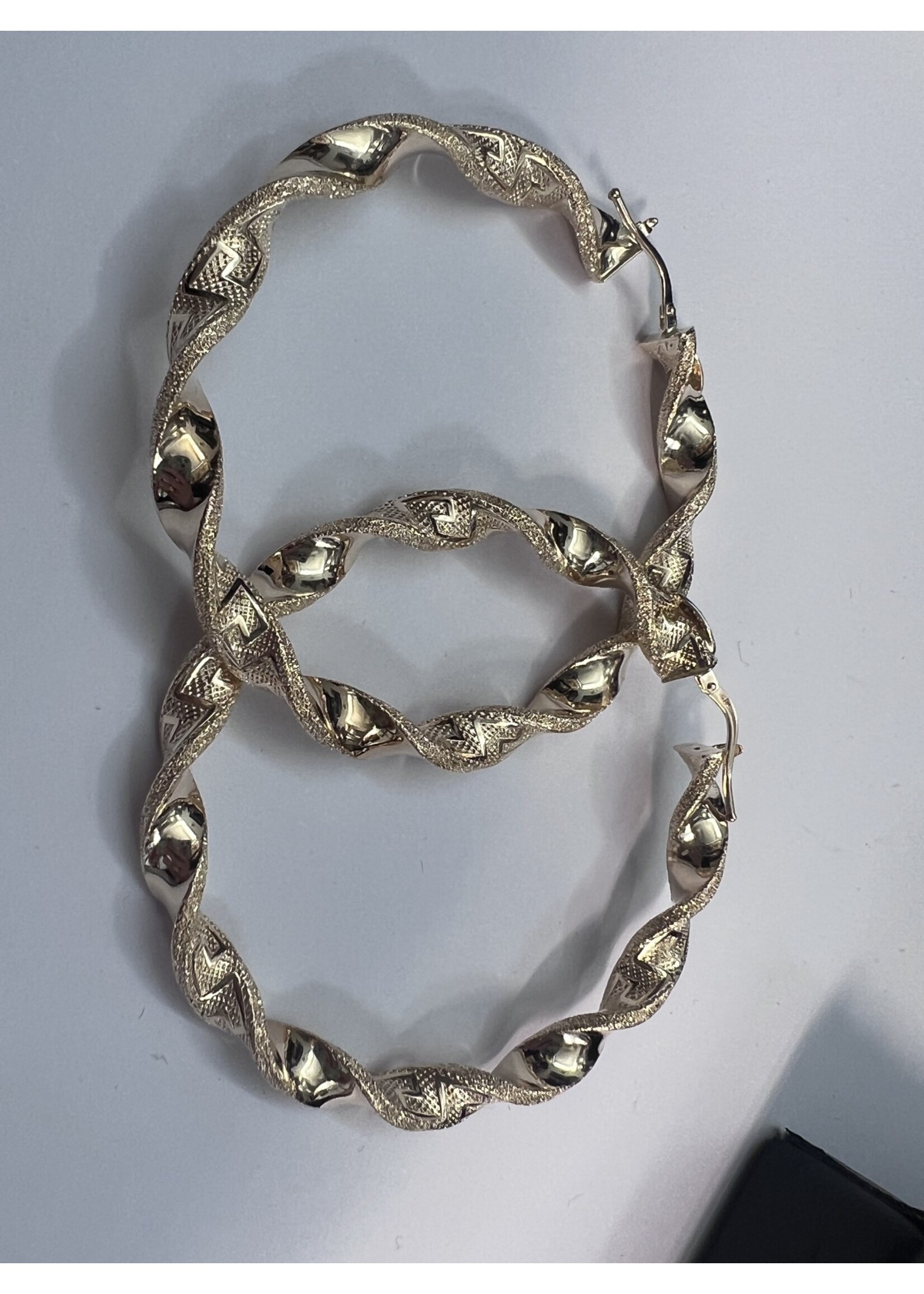 Cataleya jewels Geelgouden creolen wokkel 14k motief 9.9 gram