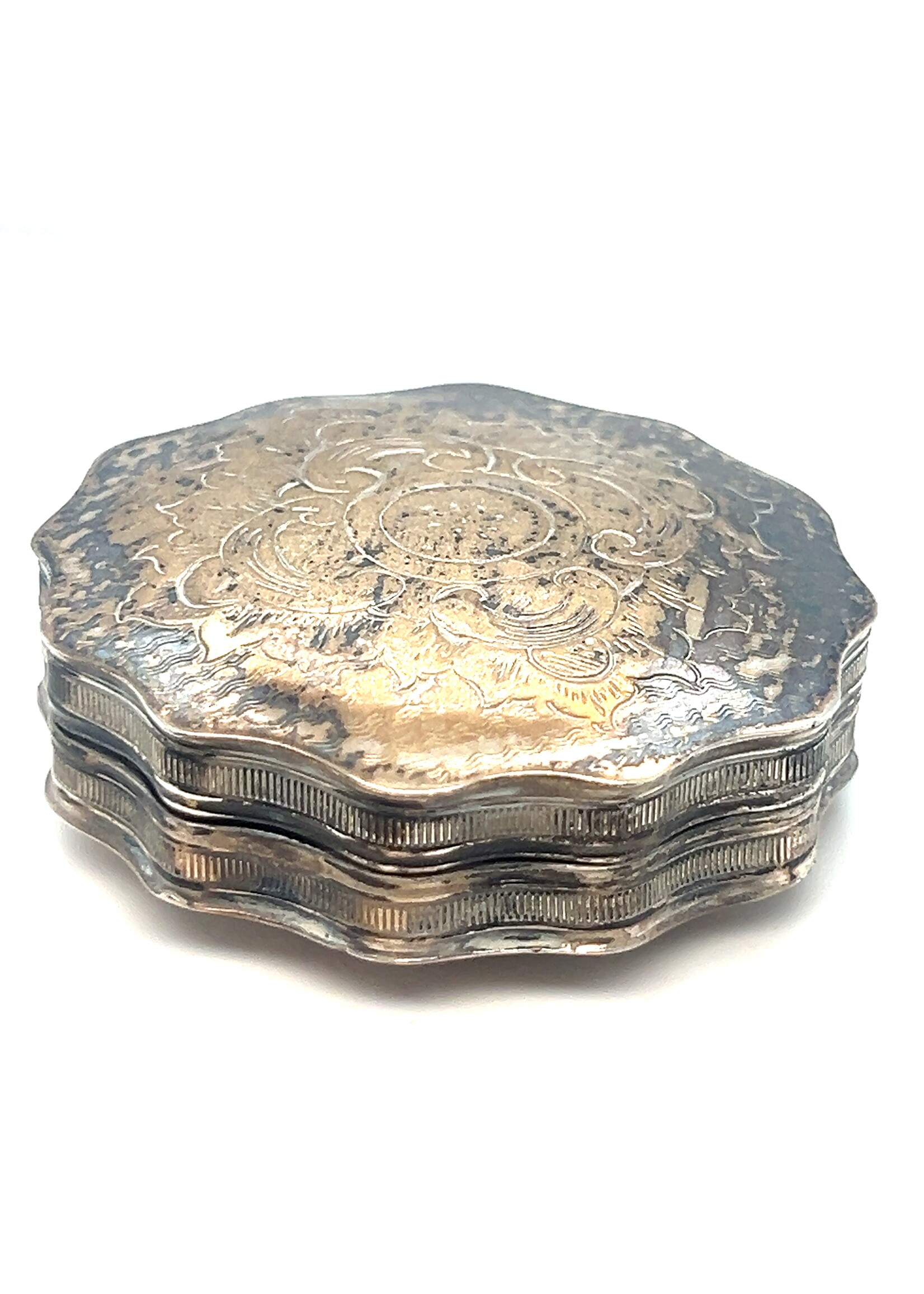 Vintage & Occasion Zilveren vintage doosje met handgravures