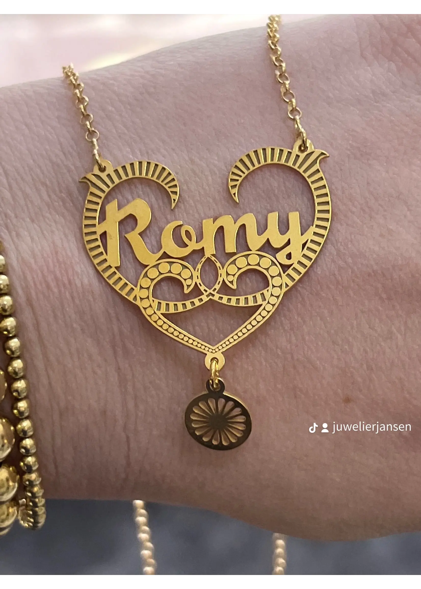 travellersluxury Travellers Luxury - Zilveren goldplated naamketting Romy met woonwagen wiel
