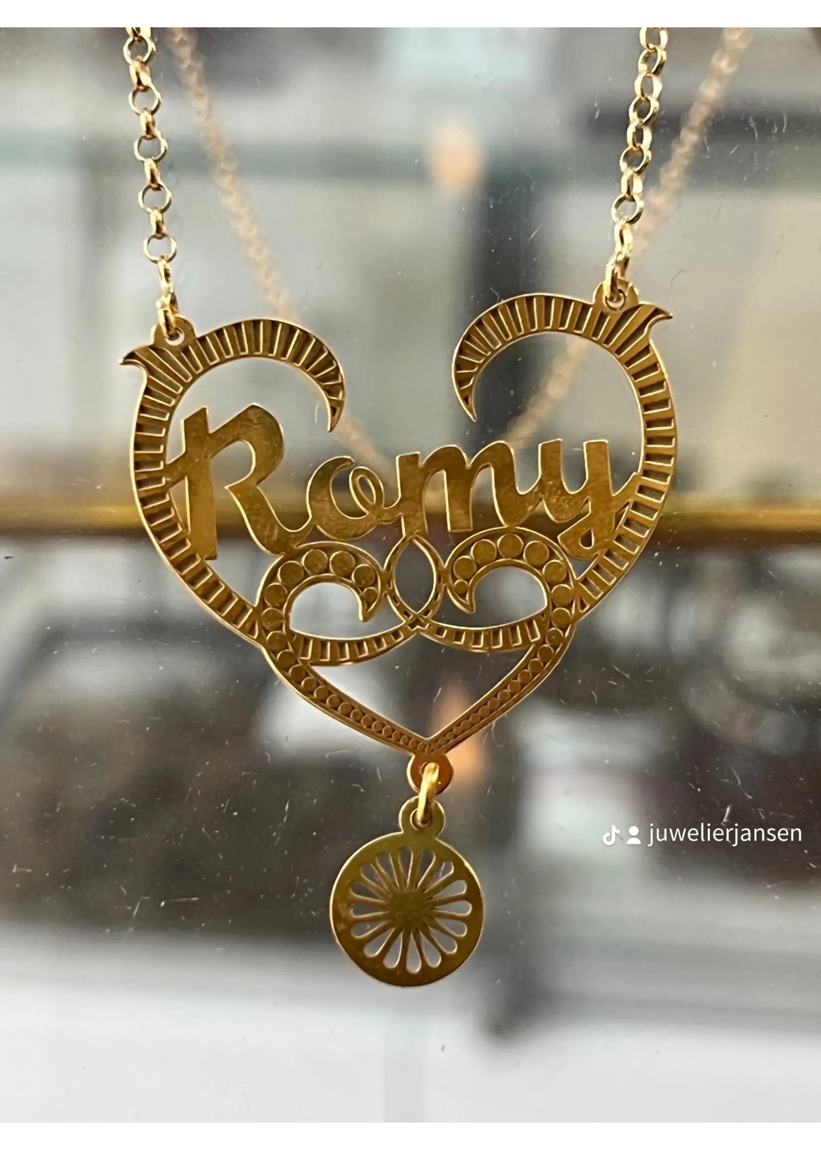 travellersluxury Travellers Luxury - Zilveren goldplated naamketting Romy met woonwagen wiel