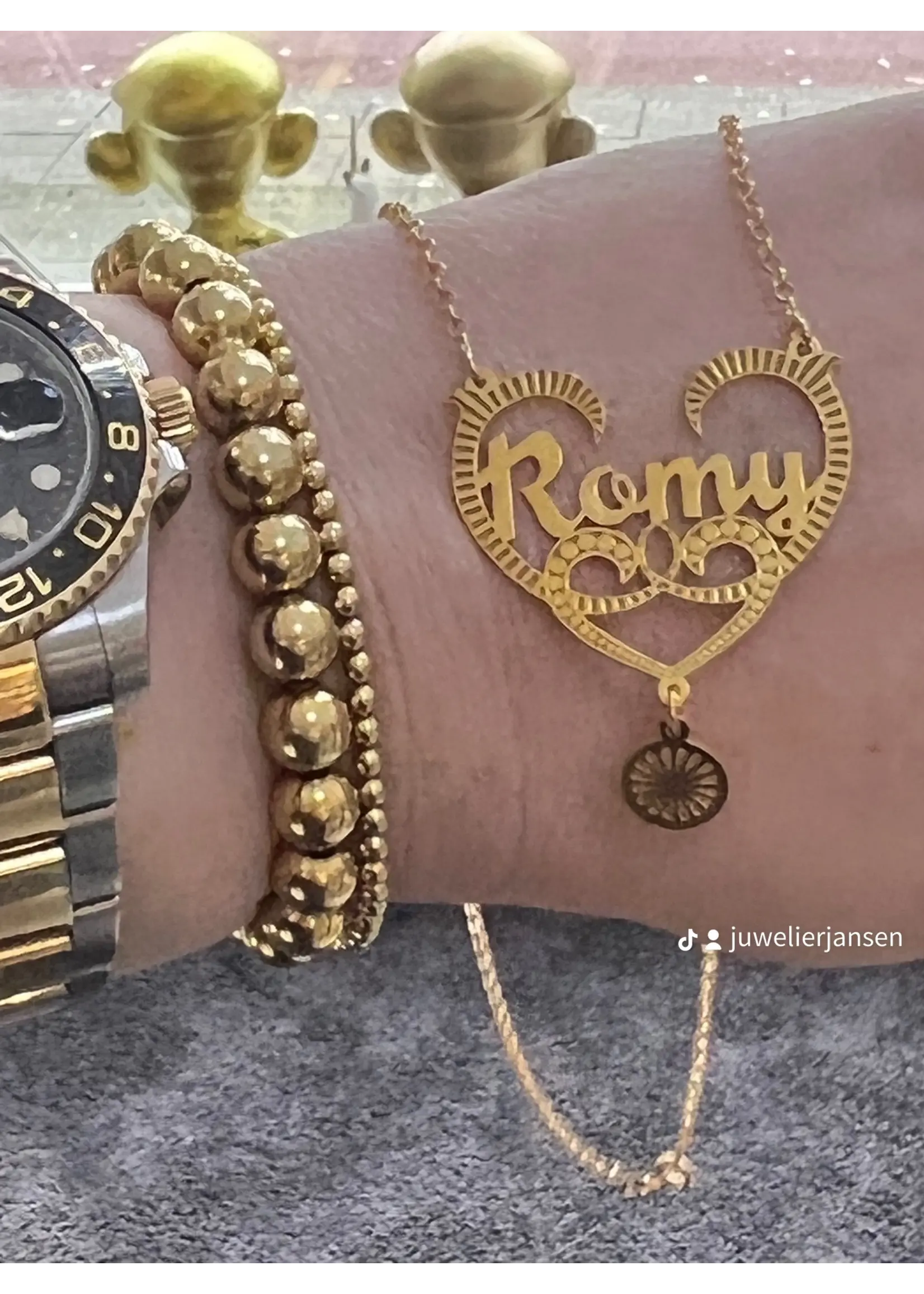 travellersluxury Travellers Luxury - Zilveren goldplated naamketting Romy met woonwagen wiel