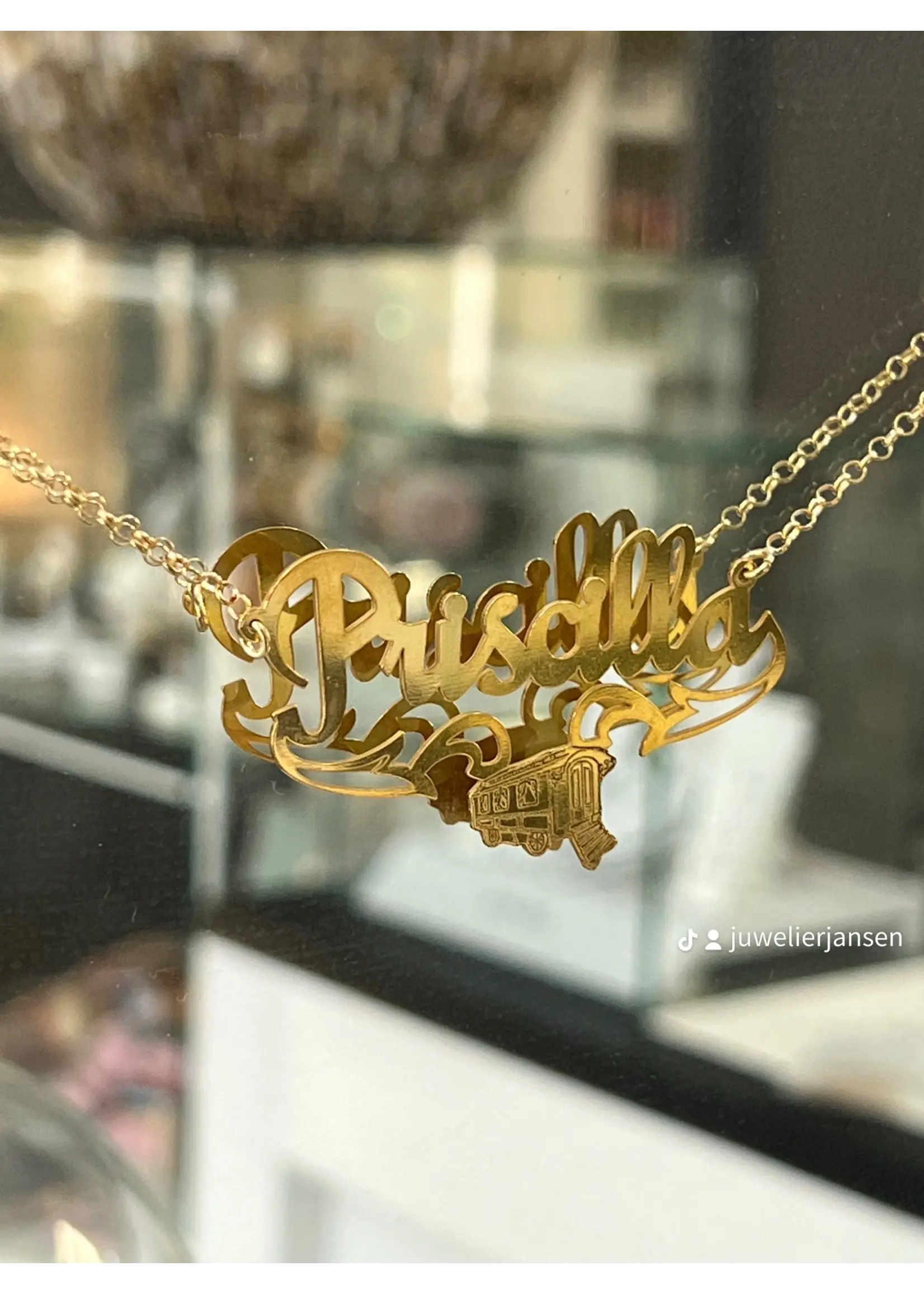 travellersluxury Travellers Luxury - Zilveren goldplated naamketting Priscilla met woonwagen
