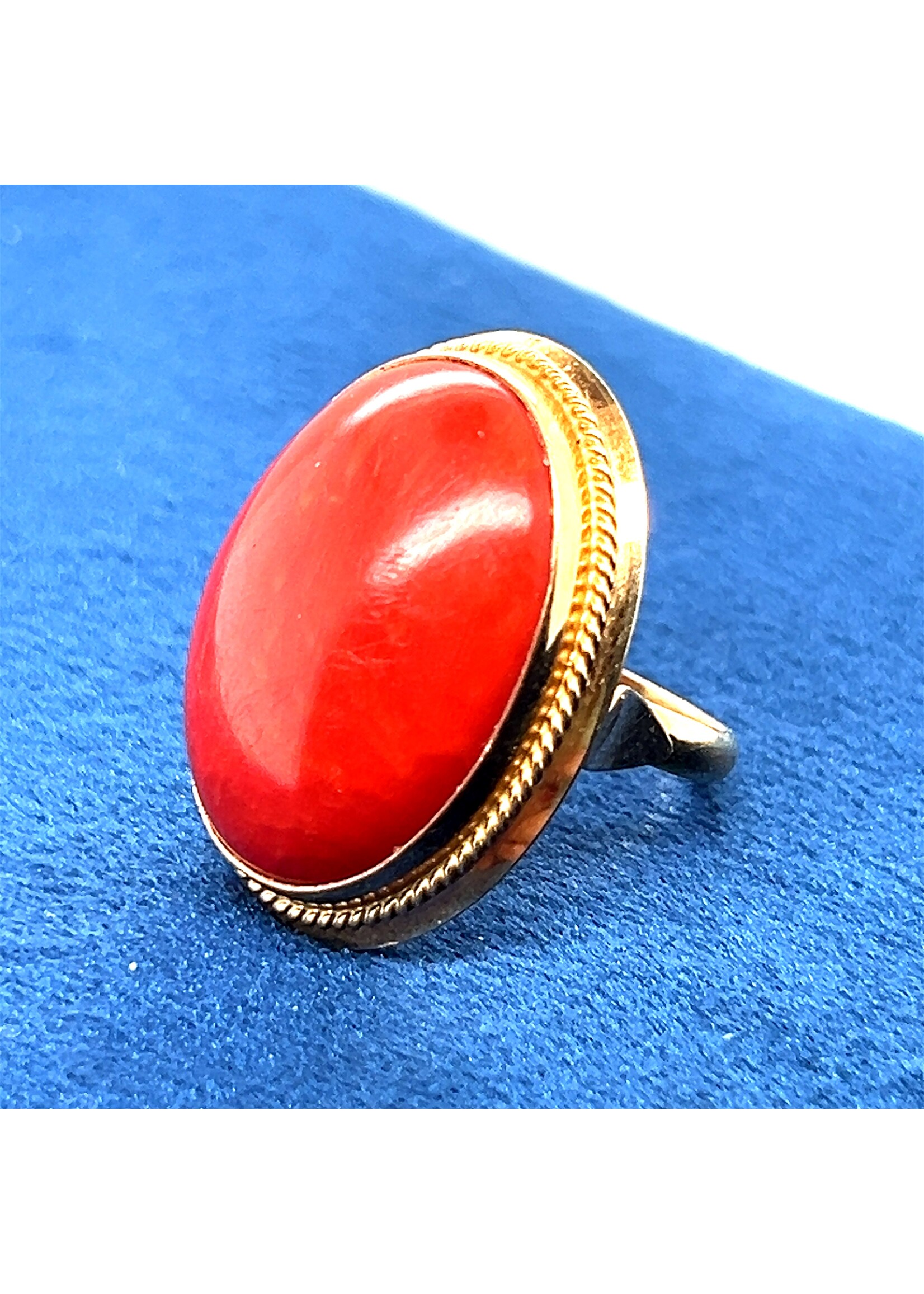 Vintage & Occasion Geelgouden art deco ring met bloedkoraal