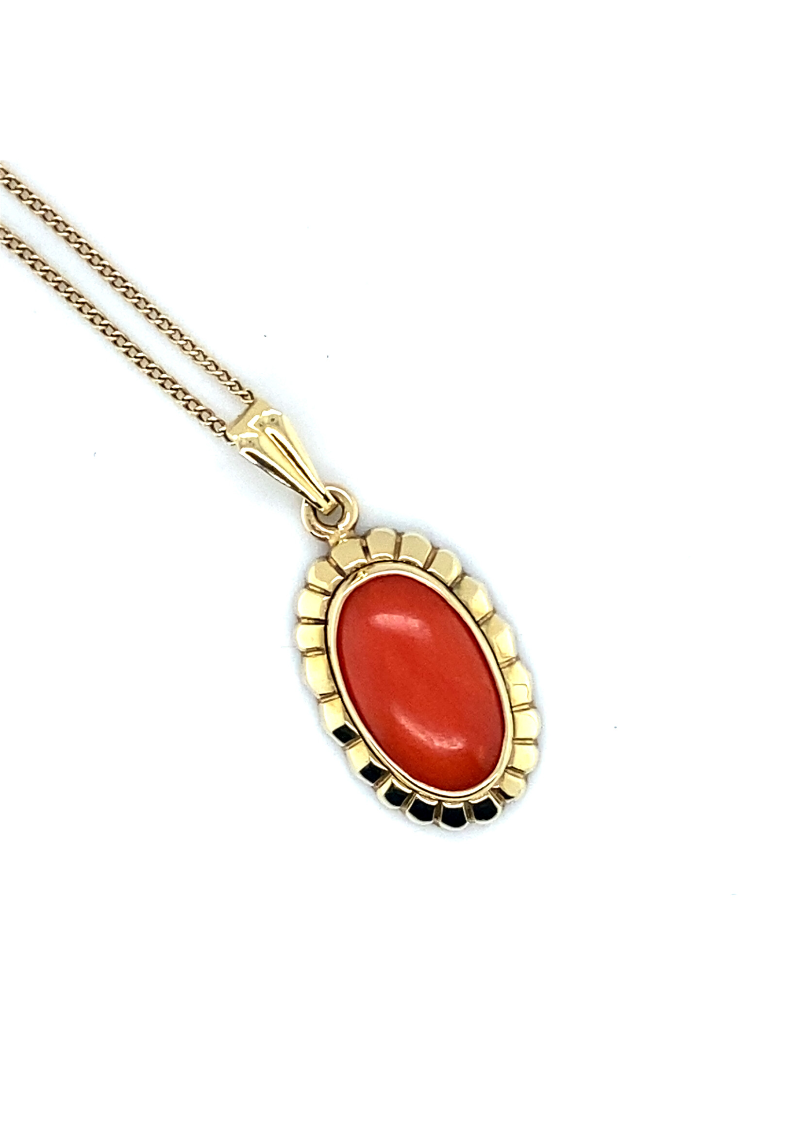 Vintage & Occasion Geelgouden ketting 14 k met hanger met koraal