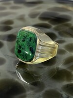 Vintage & Occasion Geelgouden 14k ring met groene steen maat 19.5