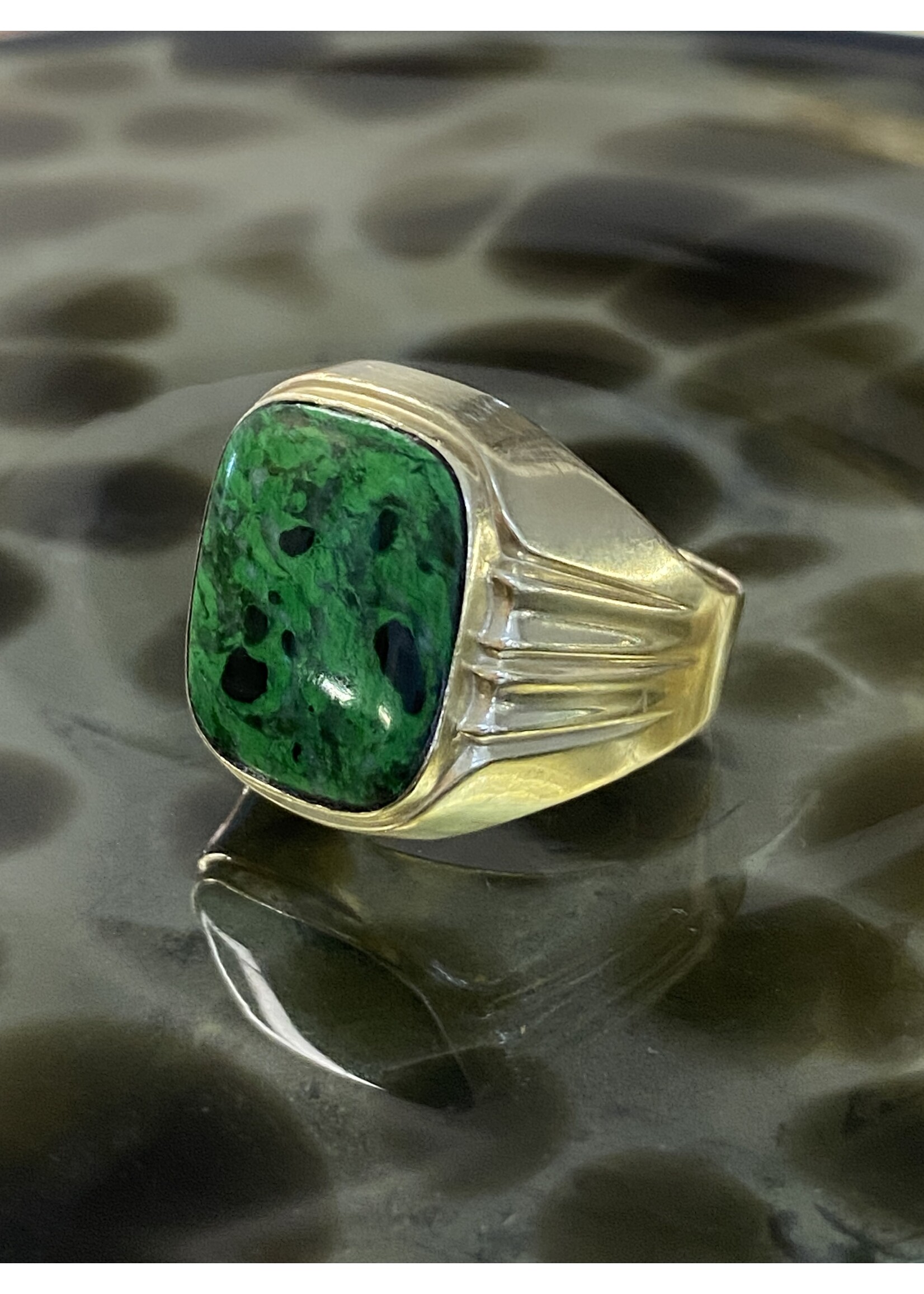 Vintage & Occasion Geelgouden ring met groene steen maat 19.5