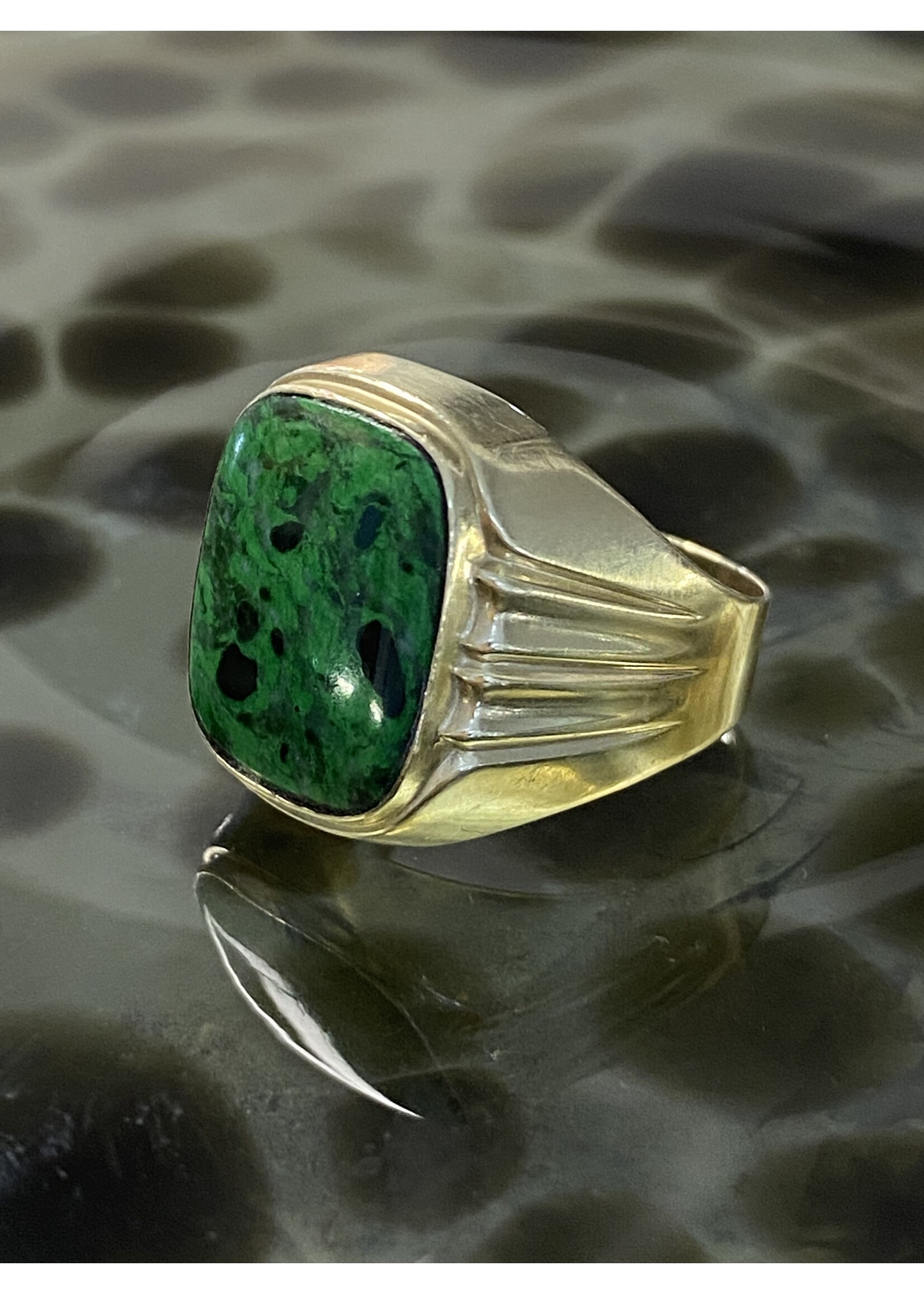 Vintage & Occasion Geelgouden ring met groene steen maat 19.5