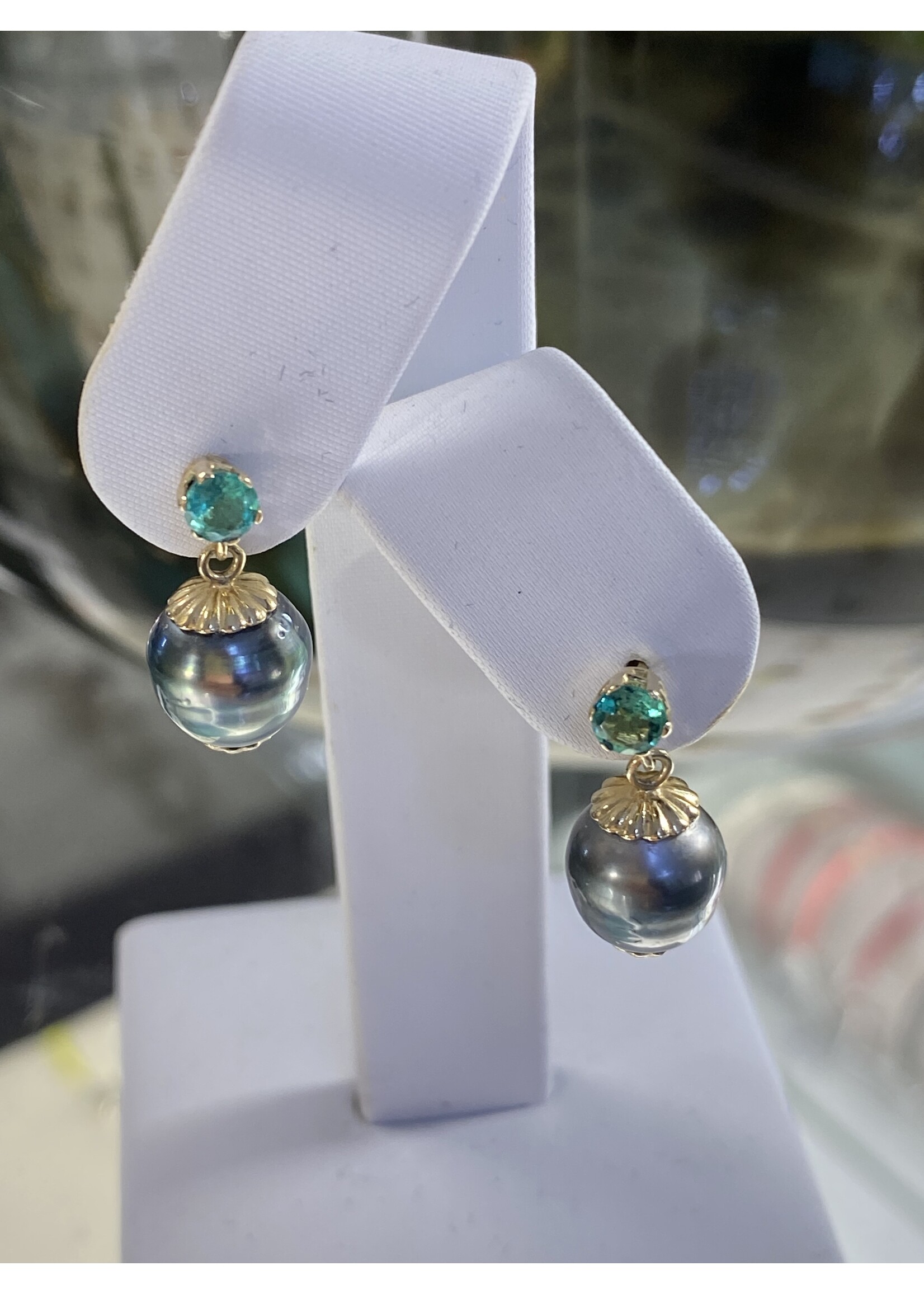 Vintage & Occasion Gouden oorhangers met Tahiti parels en smaragd