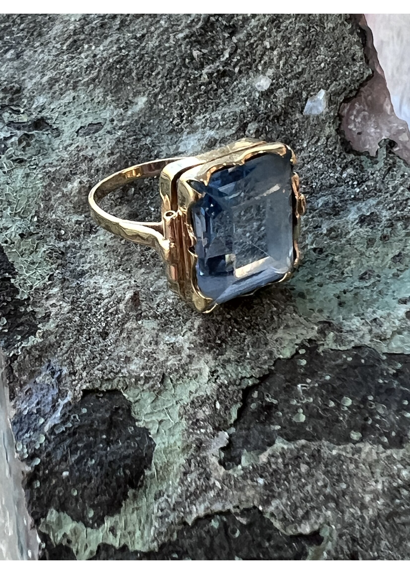 Vintage & Occasion Occasion geelgouden ring met felblauwe topaas – 14k maat 17.5 | Juwelier Jansen