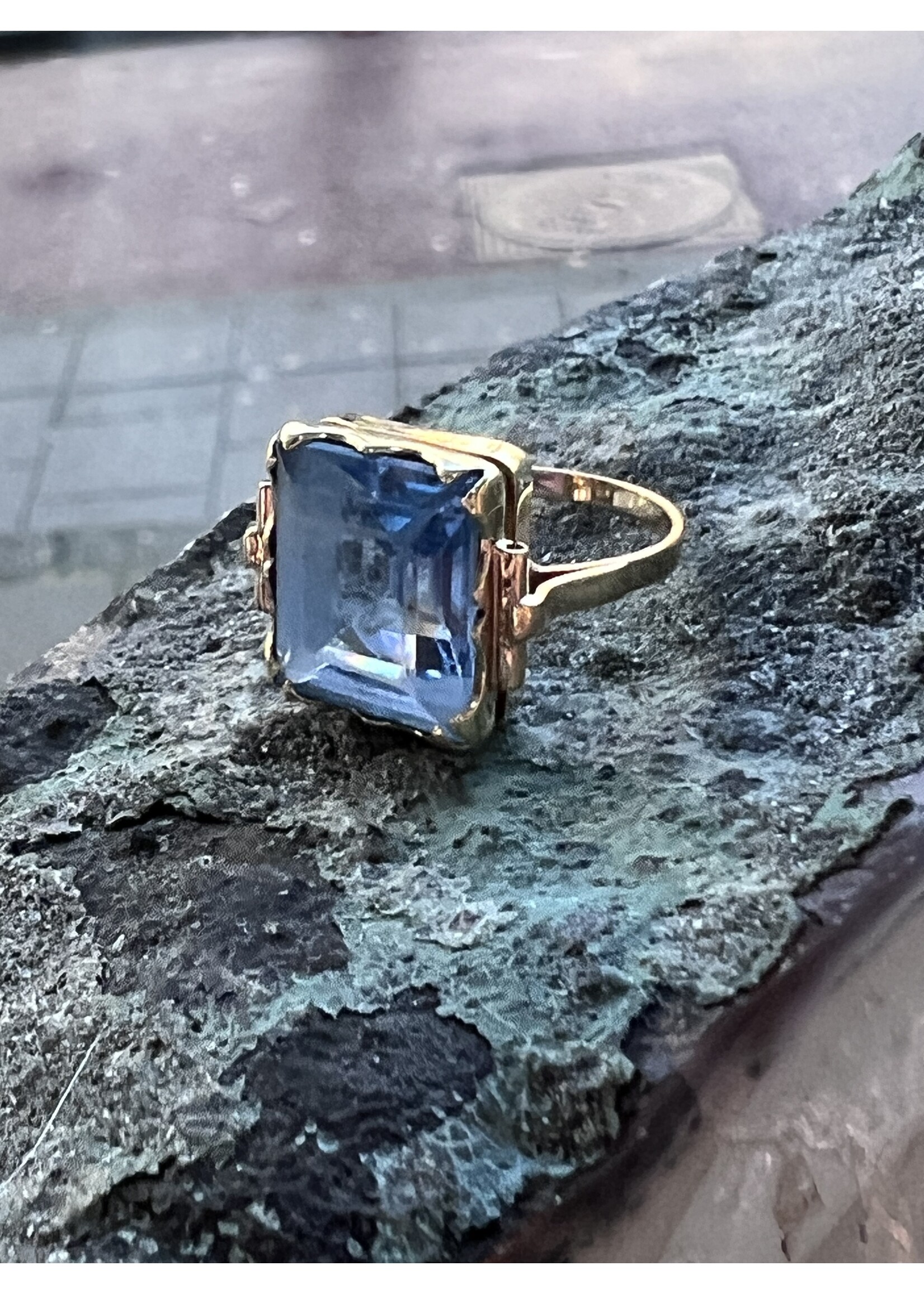 Vintage & Occasion Occasion geelgouden ring met felblauwe topaas – 14k maat 17.5 | Juwelier Jansen
