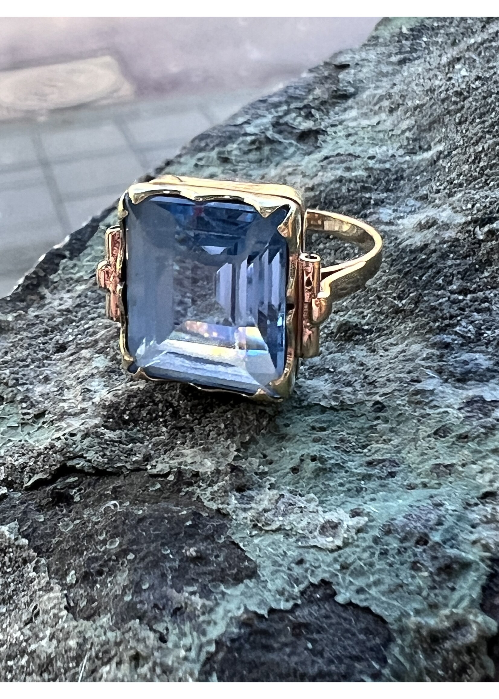Vintage & Occasion Occasion geelgouden ring met felblauwe topaas – 14k maat 17.5 | Juwelier Jansen