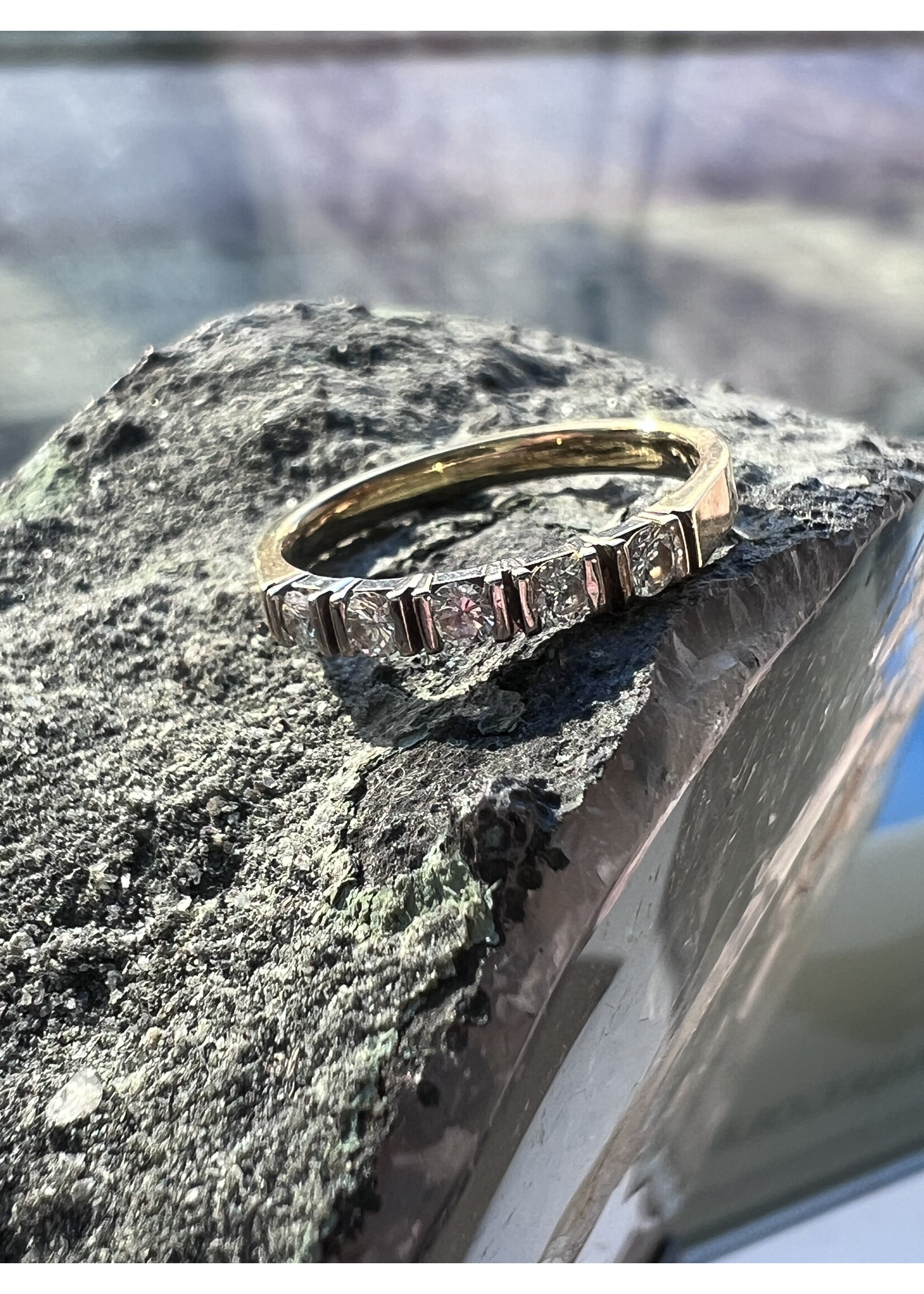 Vintage & Occasion Vintage & Occasion gouden rij ring met 5 diamanten, 0.35ct VSI F