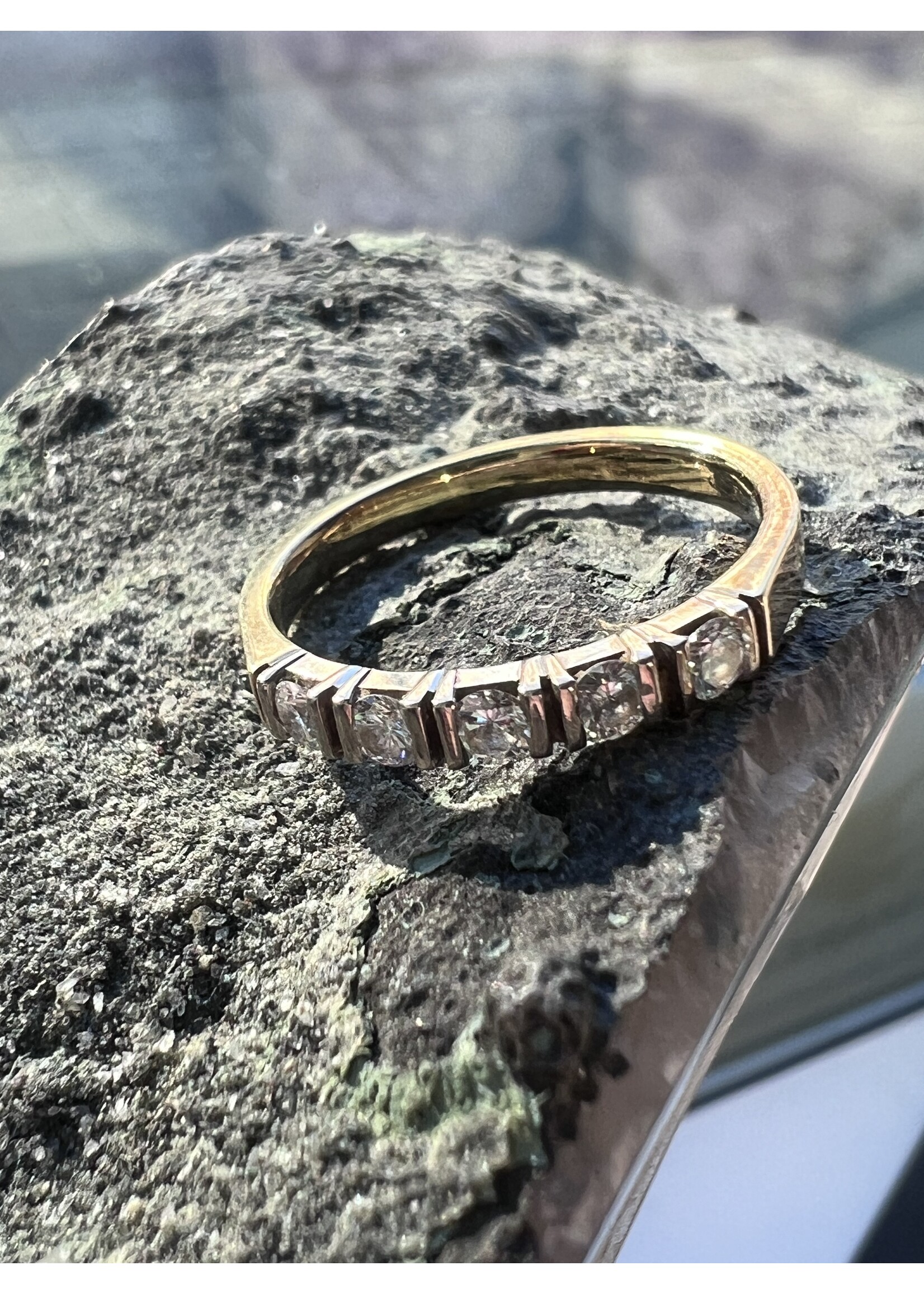 Vintage & Occasion Vintage & Occasion gouden rij ring met 5 diamanten, 0.35ct VSI F