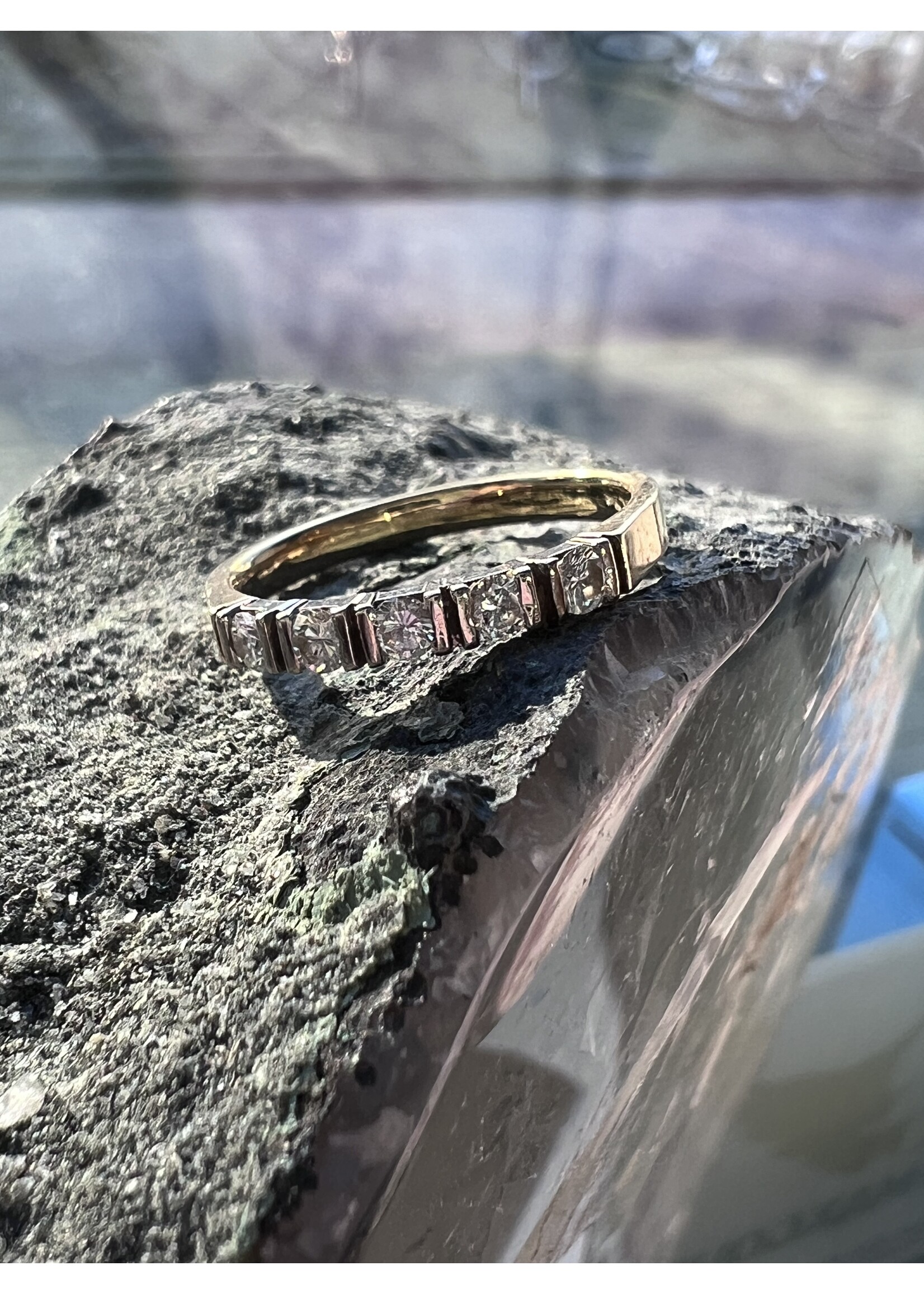 Vintage & Occasion Vintage & Occasion gouden rij ring met 5 diamanten, 0.35ct VSI F