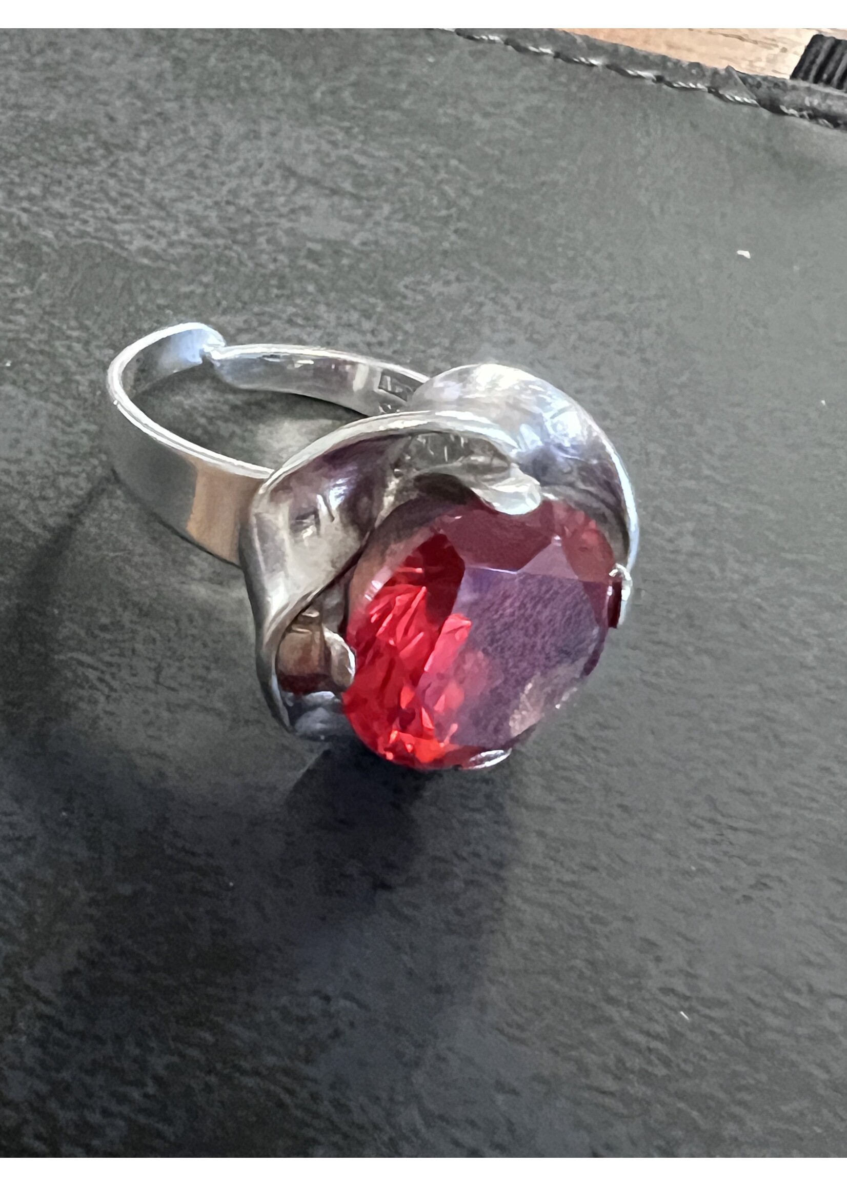 Vintage & Occasion zilveren ring met grote rode steen