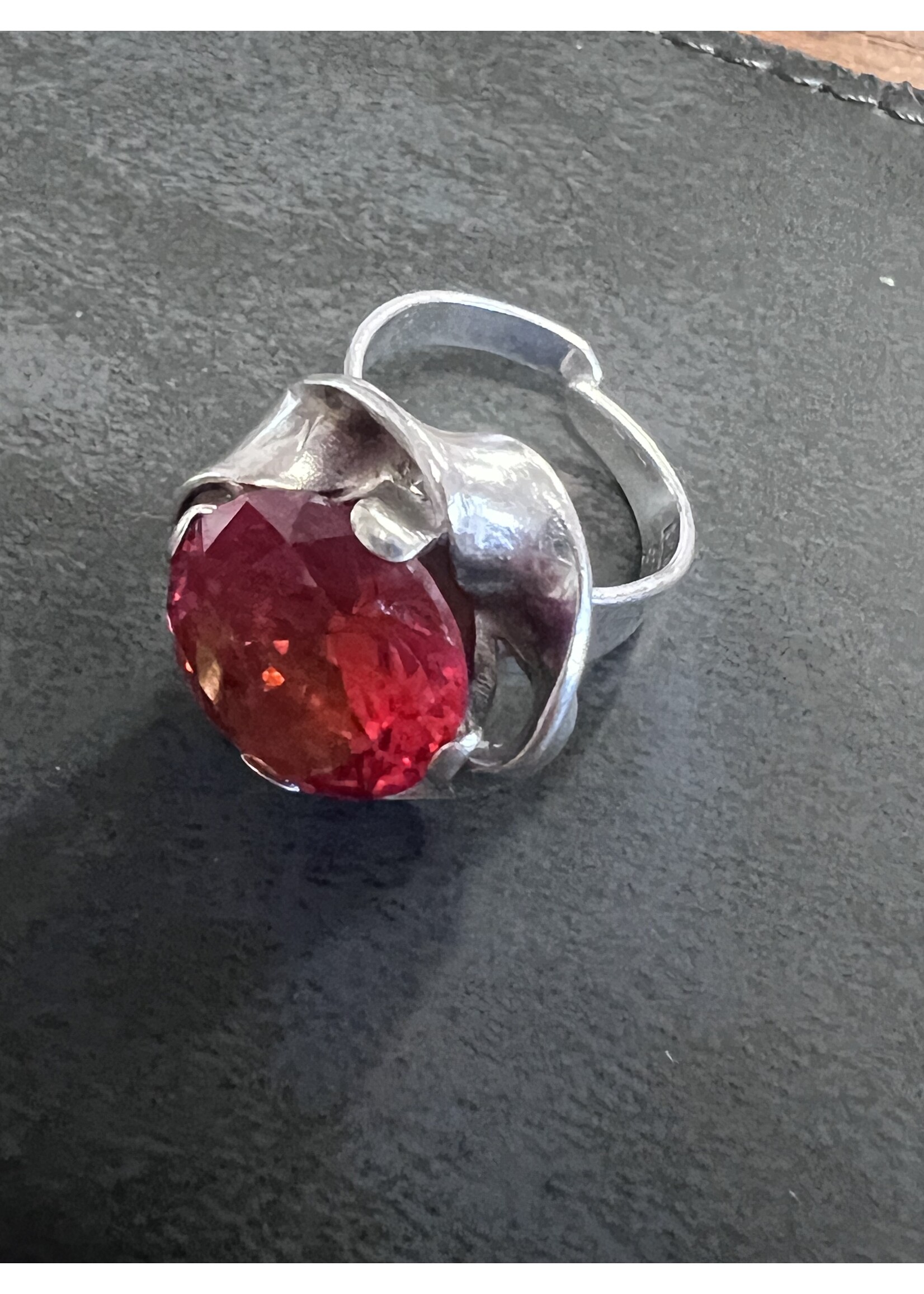 Vintage & Occasion zilveren ring met grote rode steen