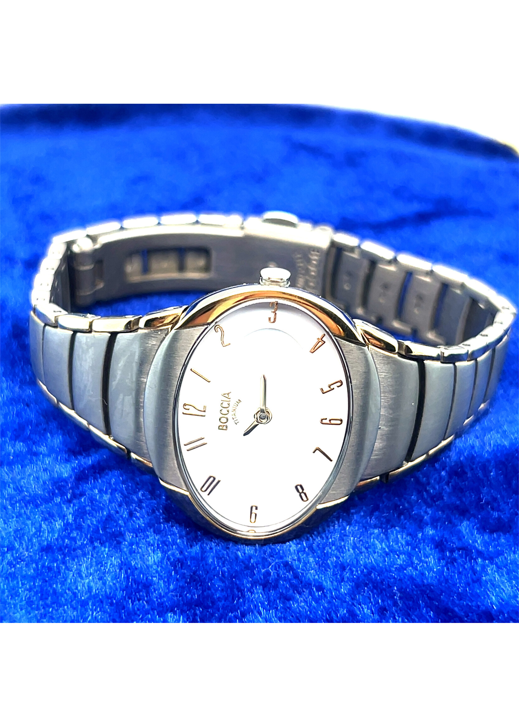 Vintage & Occasion BOCCIA TITANIUM 3165-11 - STIJLVOL DAMESHORLOGE MET OVALE TITANIUM KAST EN WITTE WIJZERPLAAT - Ø 36 MM