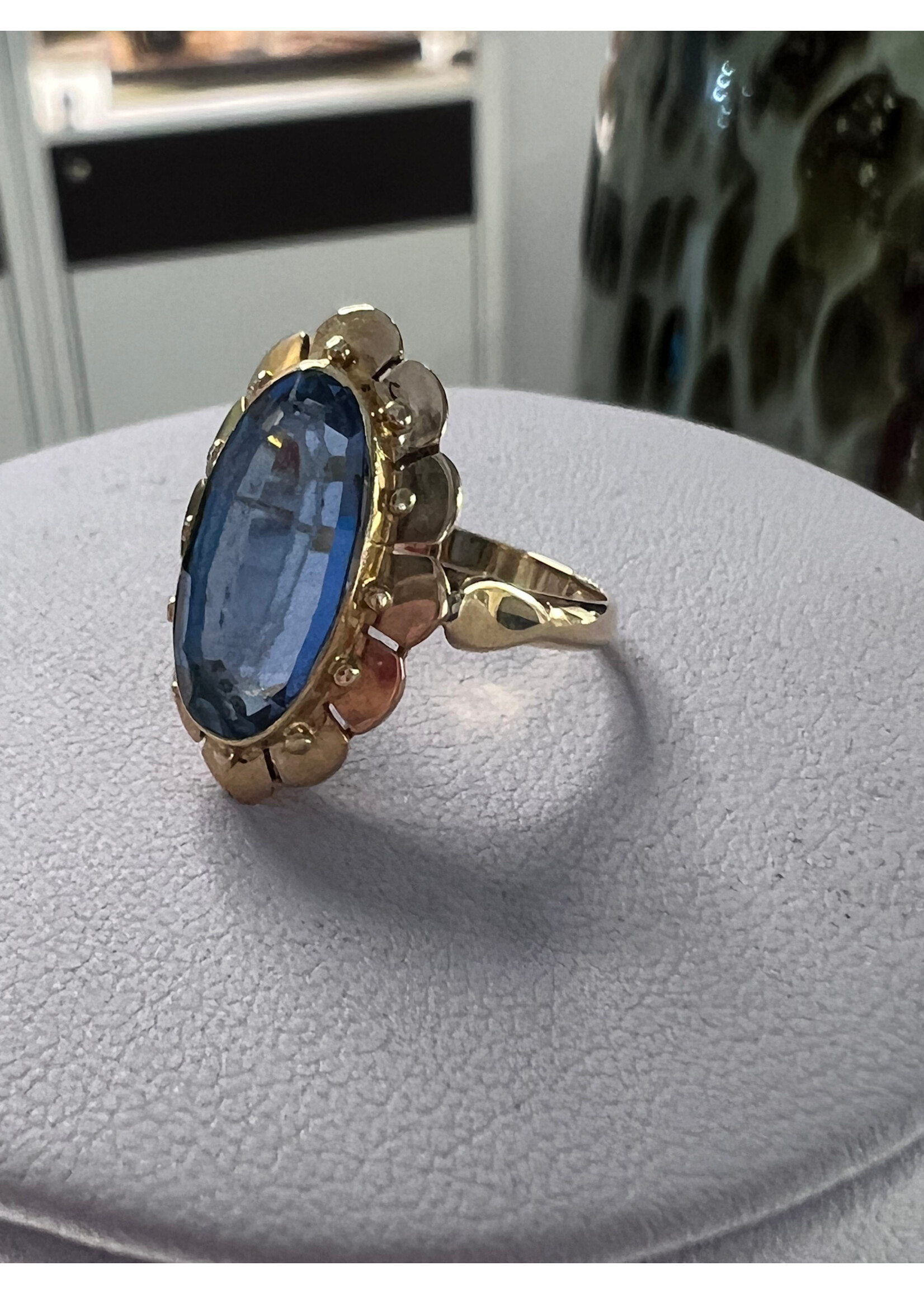 Vintage & Occasion Geelgouden ring met blauw steen - maat 17