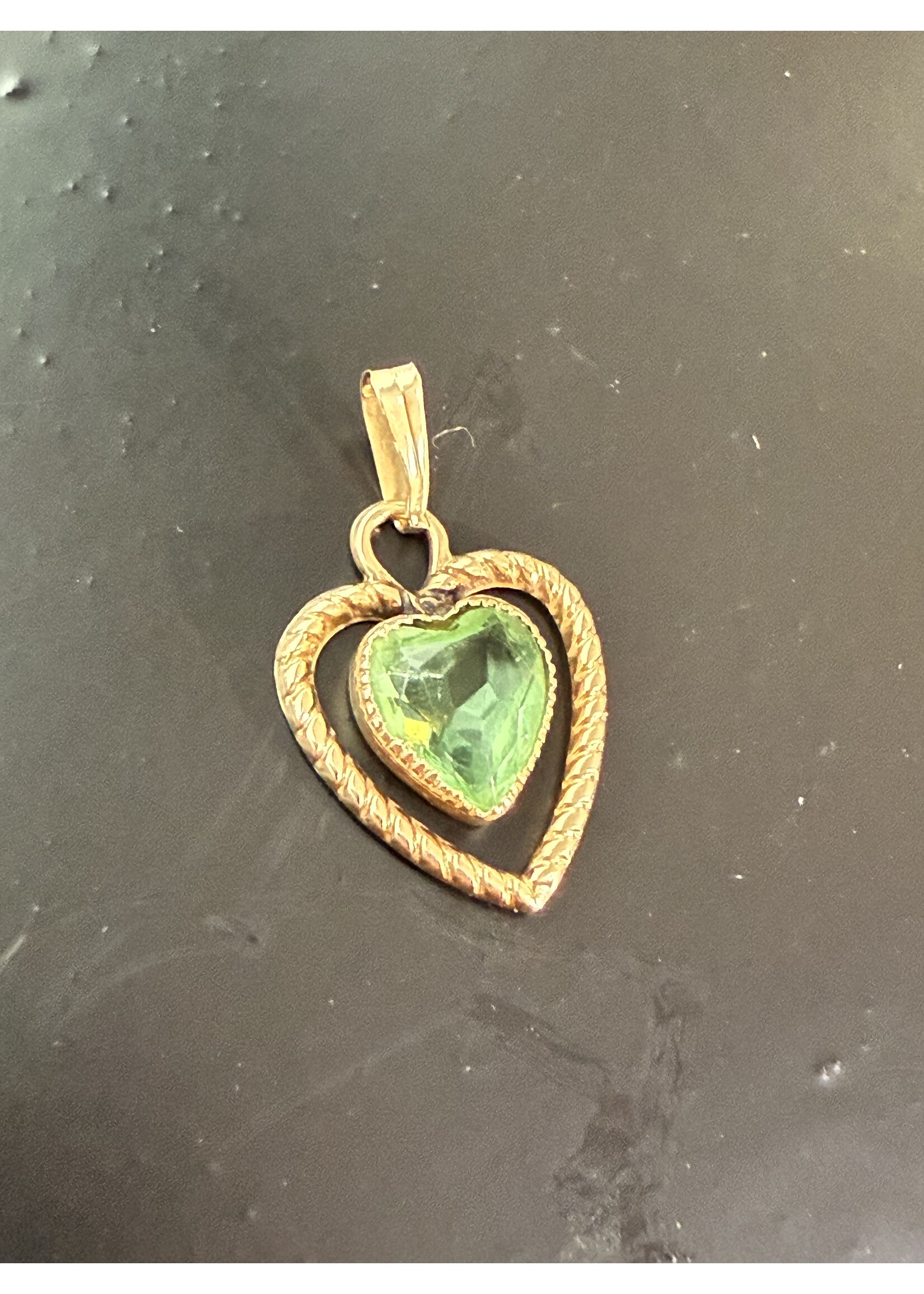 Geelgouden hart met groene steen