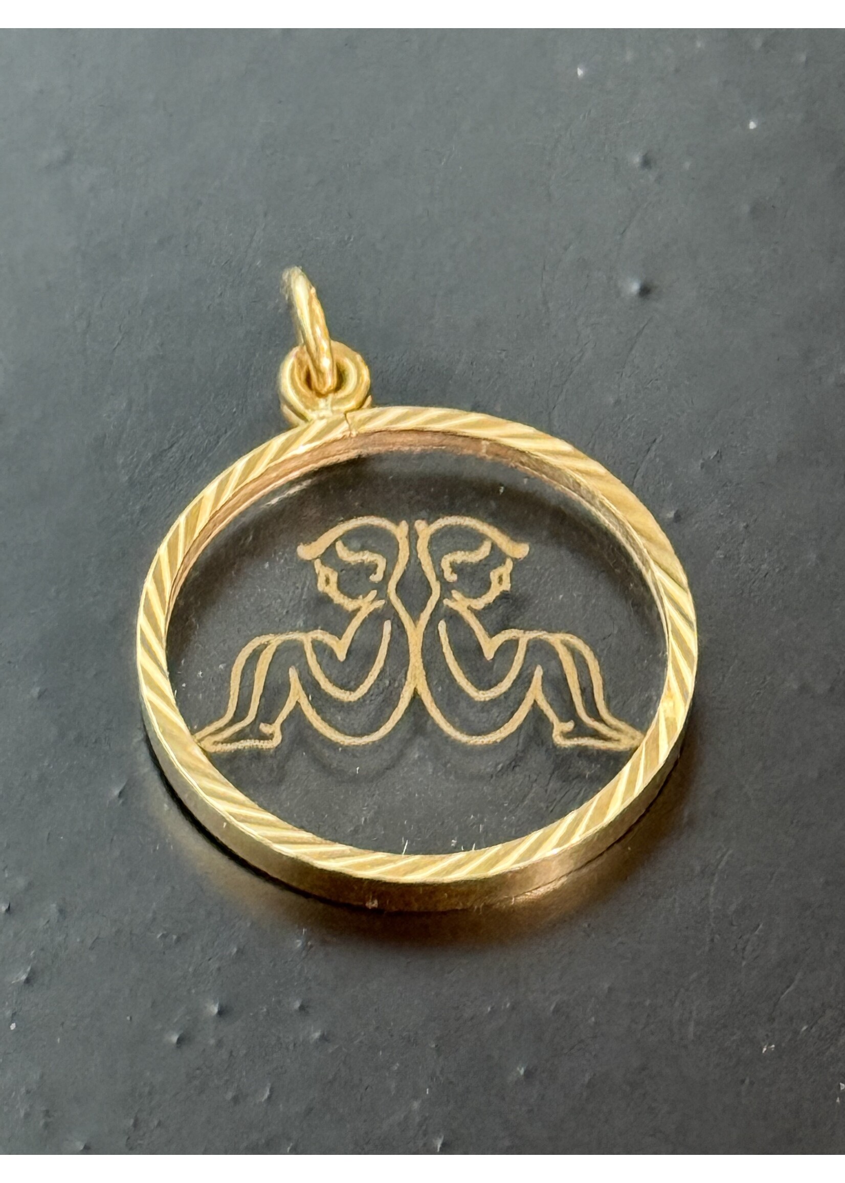 Geelgouden hanger 14k met tweeling afbeelding sterrenbeeld
