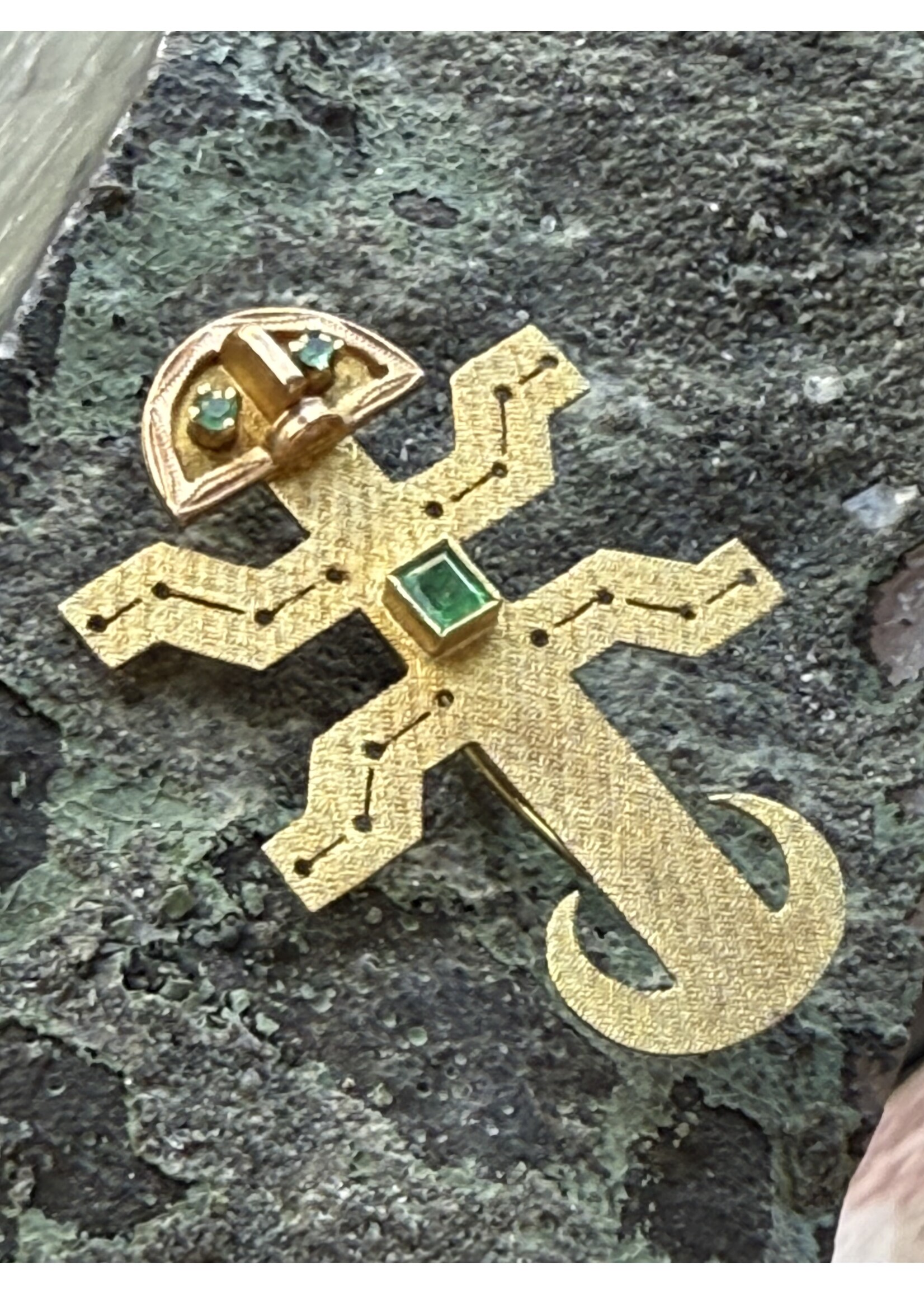 Vintage & Occasion Geelgouden hanger broche met smaragd salamander