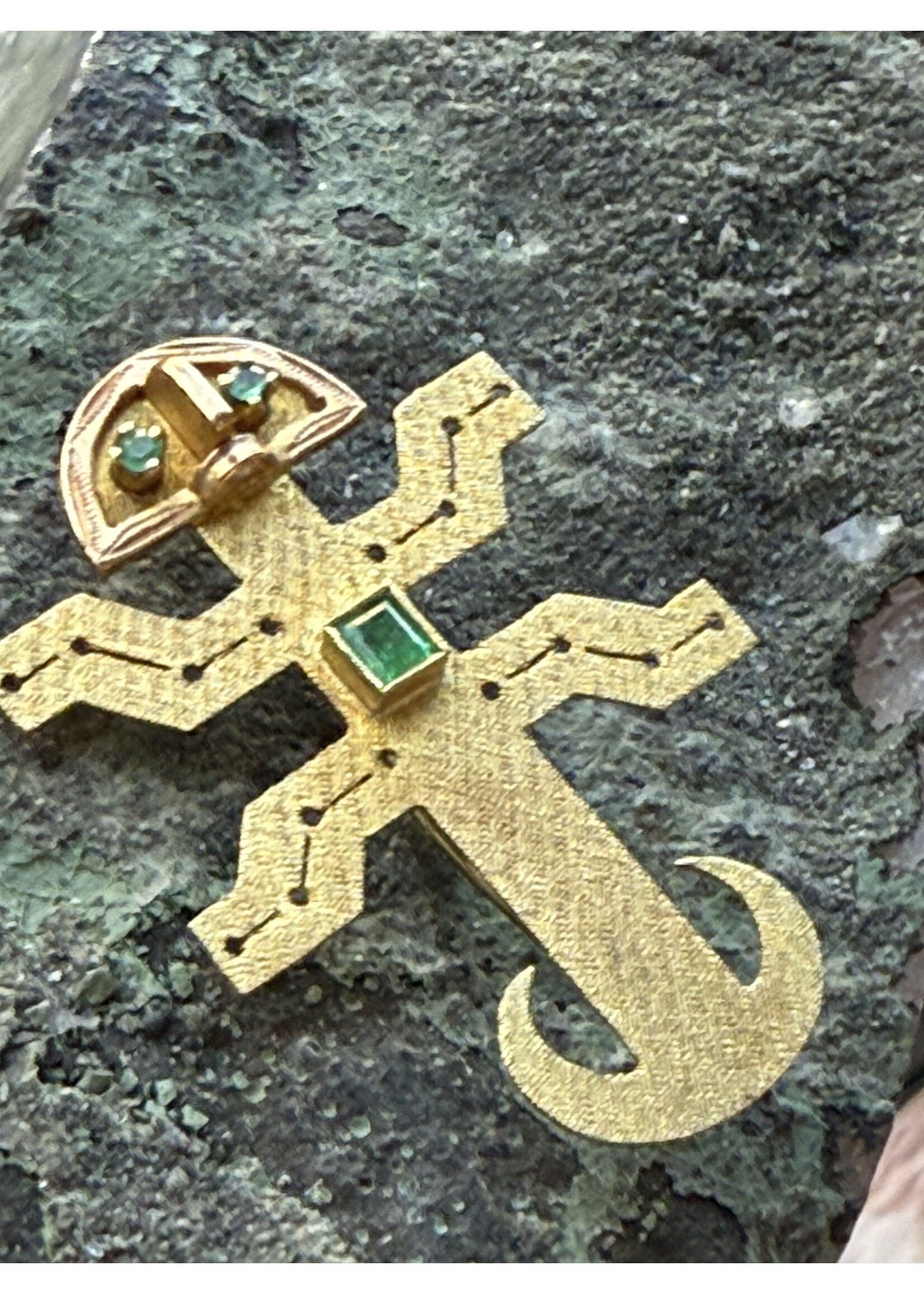 Vintage & Occasion Geelgouden hanger broche met smaragd salamander