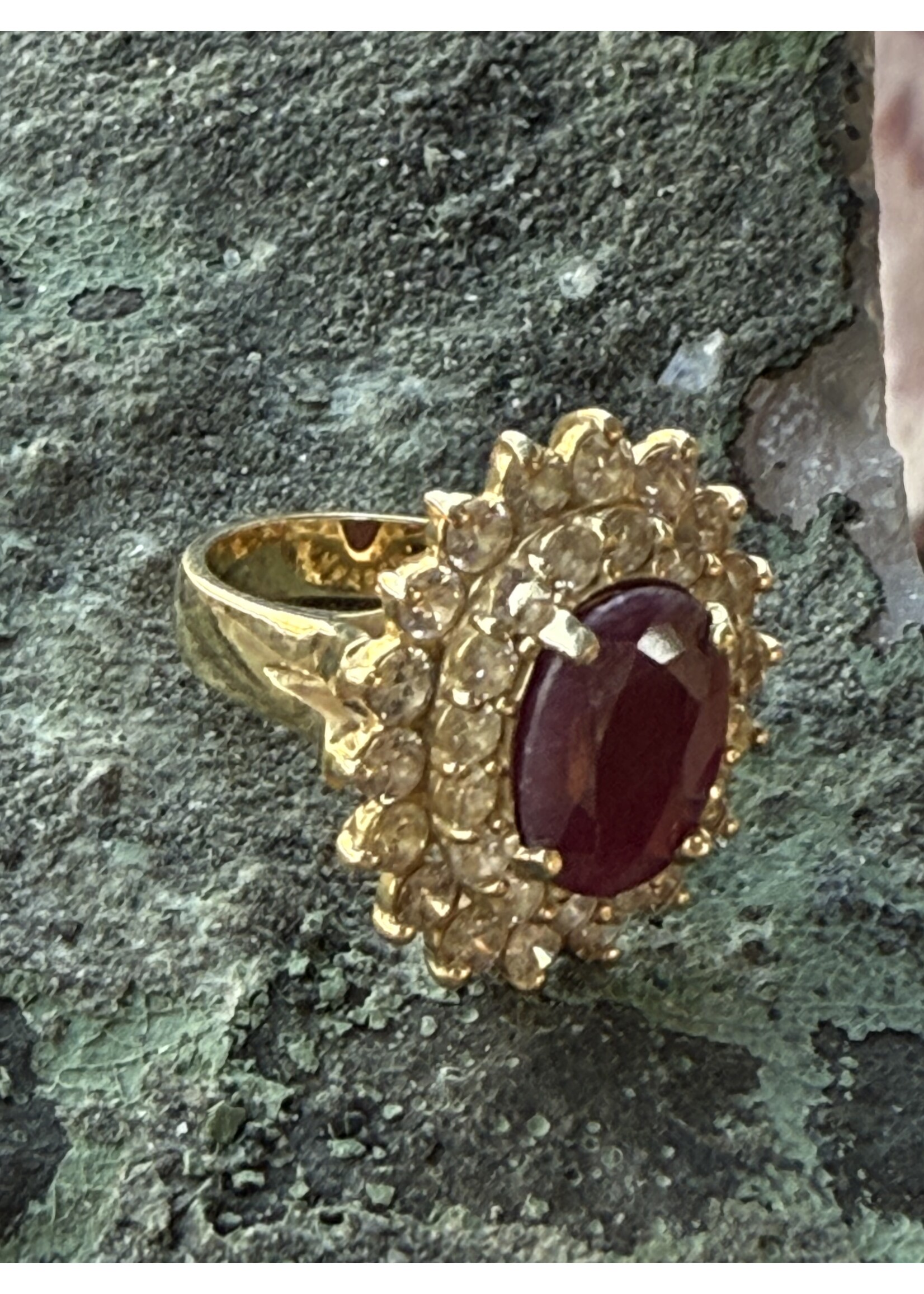 Vintage & Occasion Geelgouden ring met briljant en robijn - maat 16.5