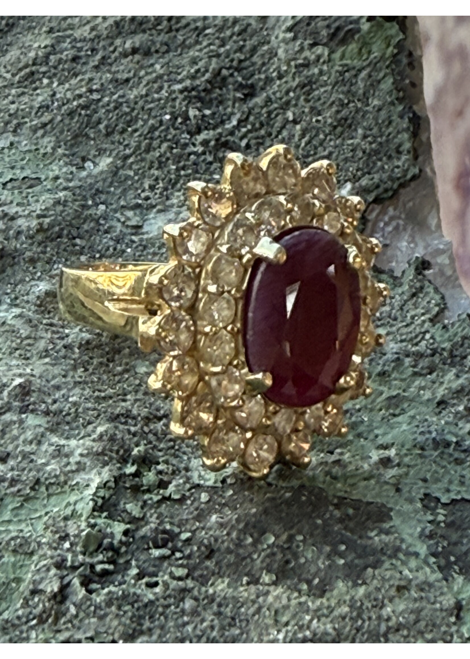 Vintage & Occasion Geelgouden ring met briljant en robijn - maat 16.5