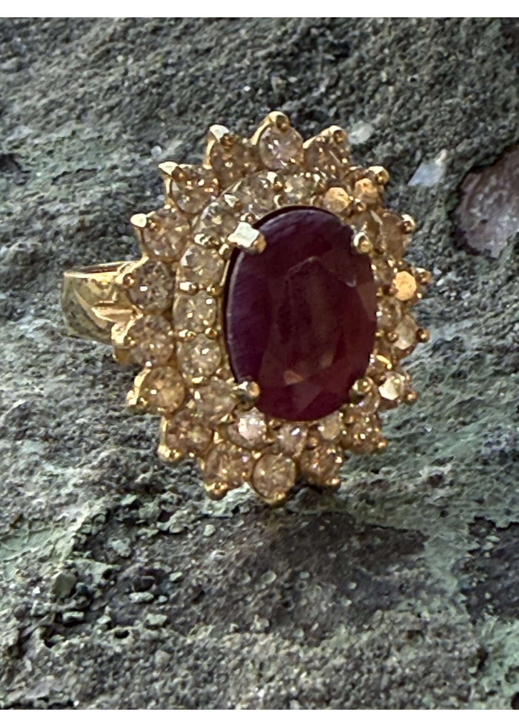 Vintage & Occasion Geelgouden ring met briljant en robijn - maat 16.5