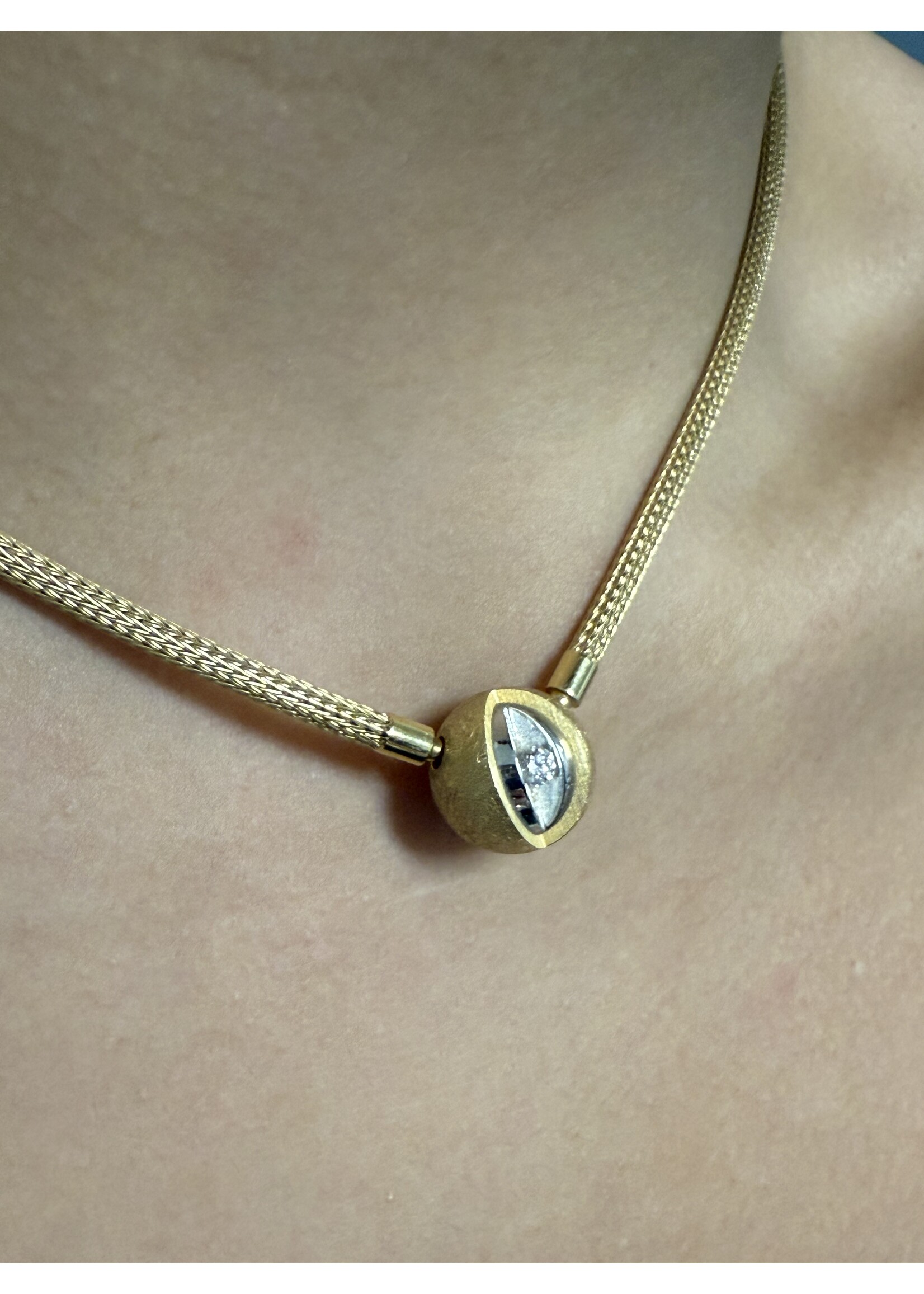 Vintage & Occasion Geelgouden collier omega met Baljon sluiting bol met briljant 0.25 ct