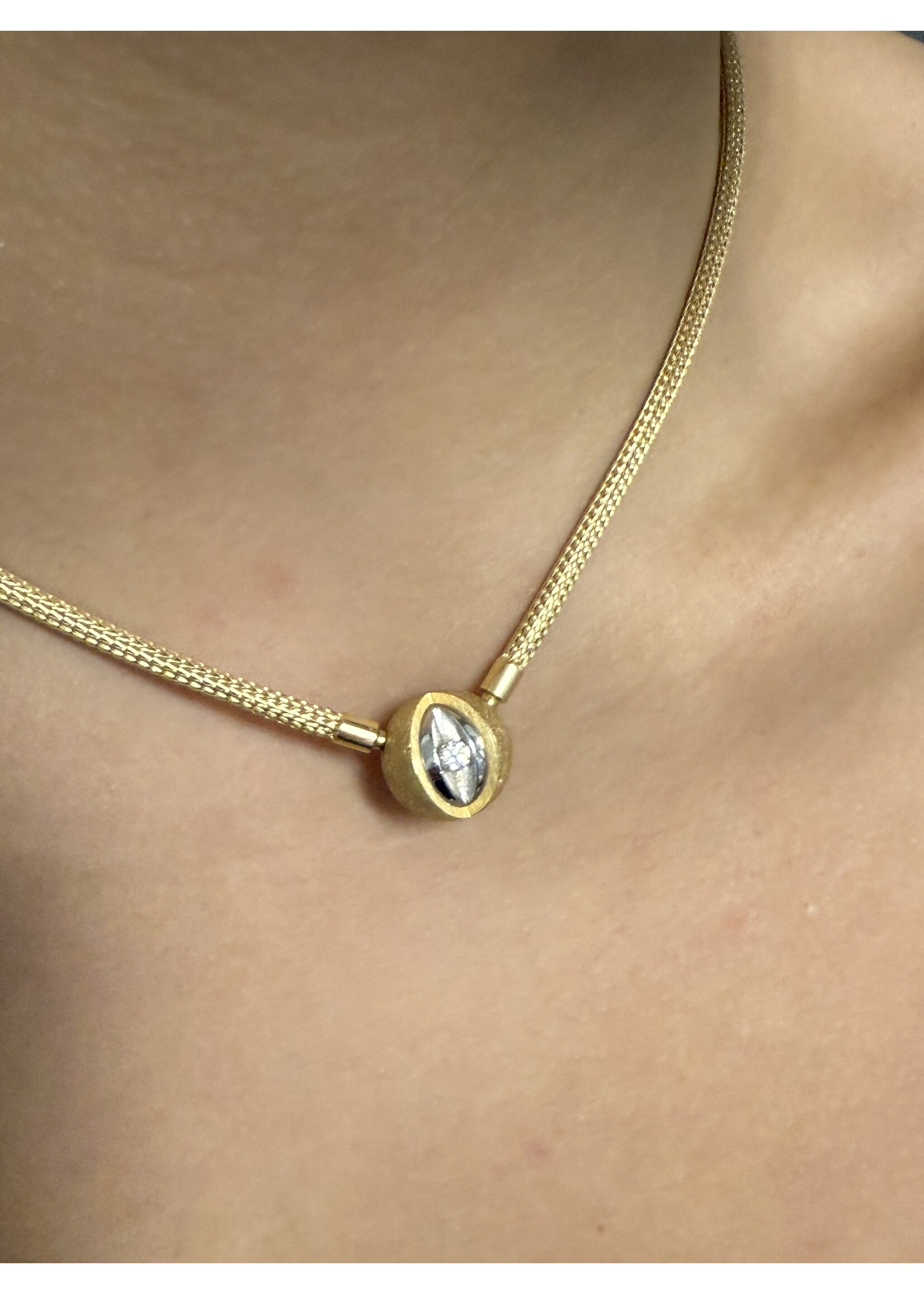 Vintage & Occasion Geelgouden collier omega met Baljon sluiting bol met briljant 0.25 ct