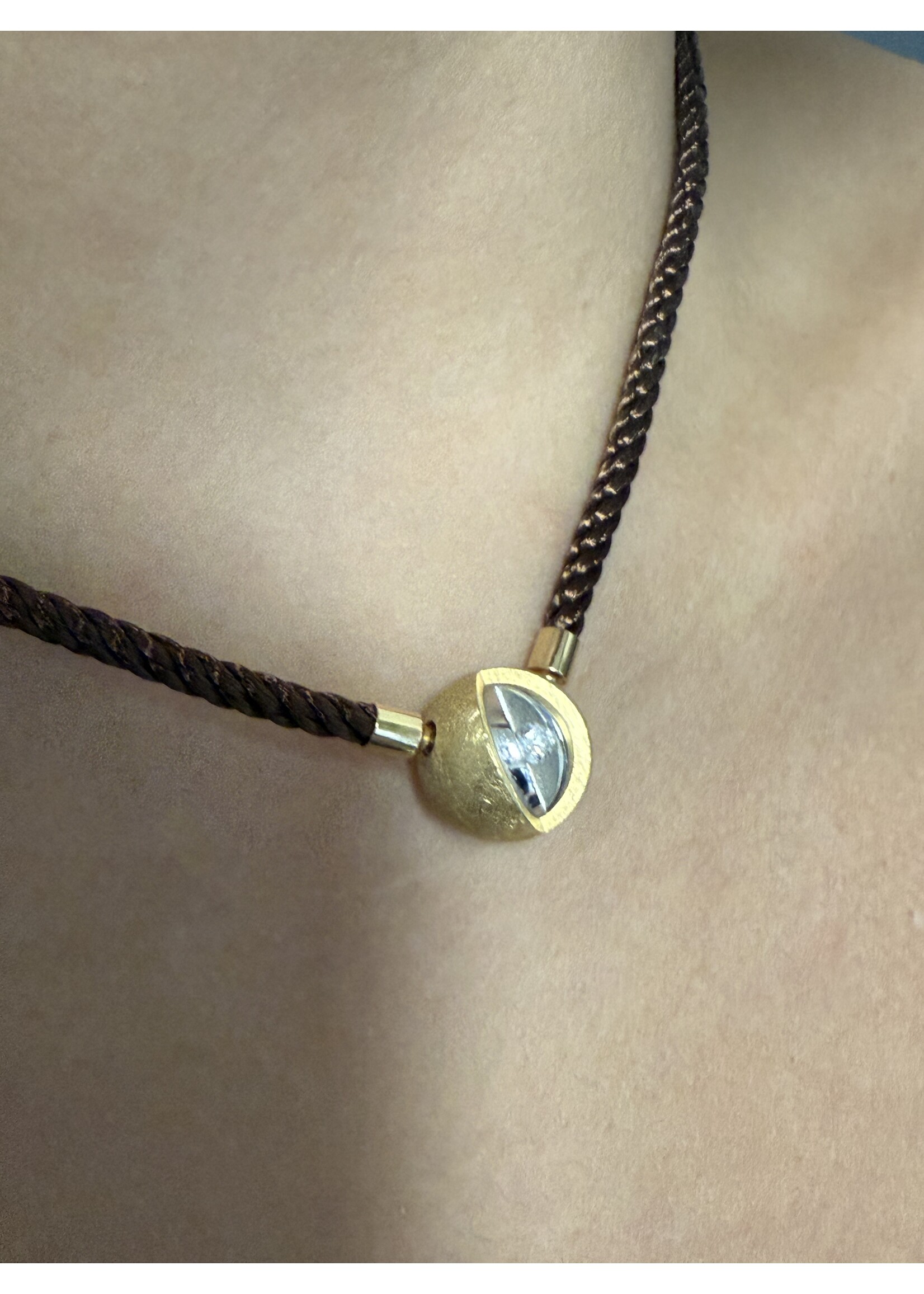 Vintage & Occasion Geelgouden collier omega met Baljon sluiting bol met briljant 0.25 ct