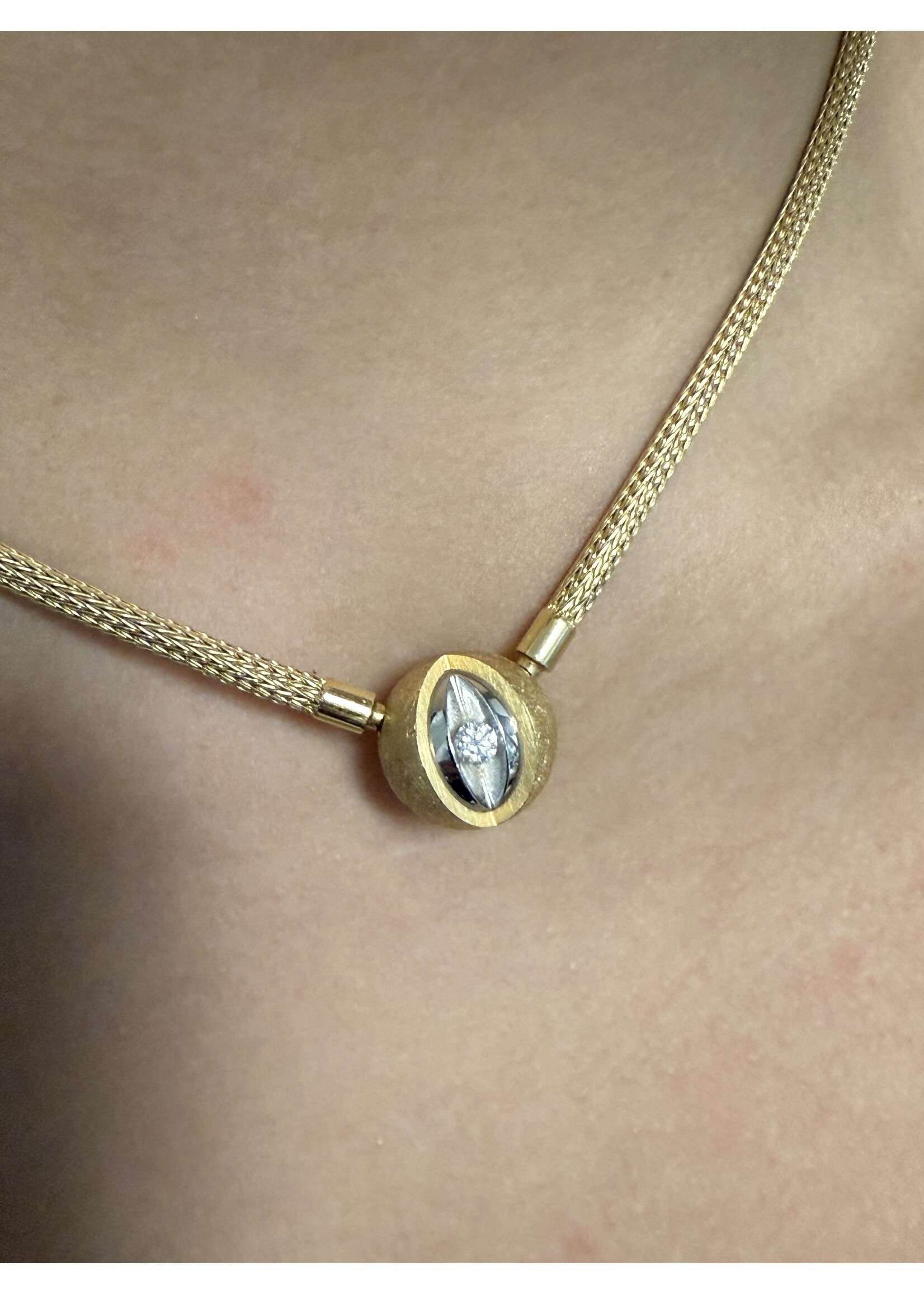 Vintage & Occasion Geelgouden collier omega met Baljon sluiting bol met briljant 0.25 ct