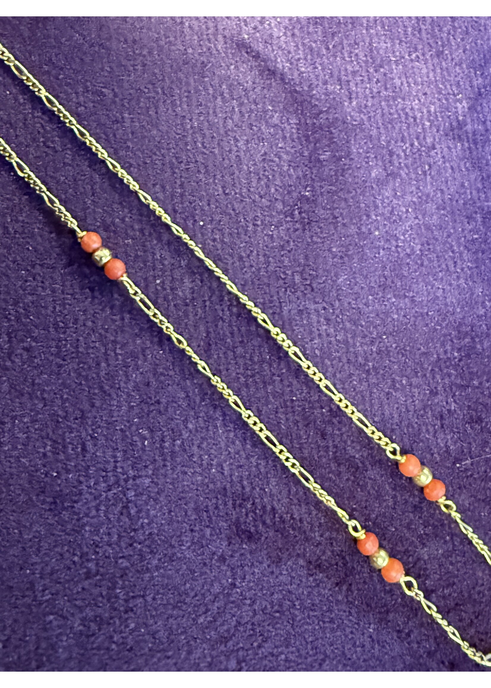 Vintage & Occasion Geelgouden vintage collier met bloedkoraal 14k  lengte 40 cm