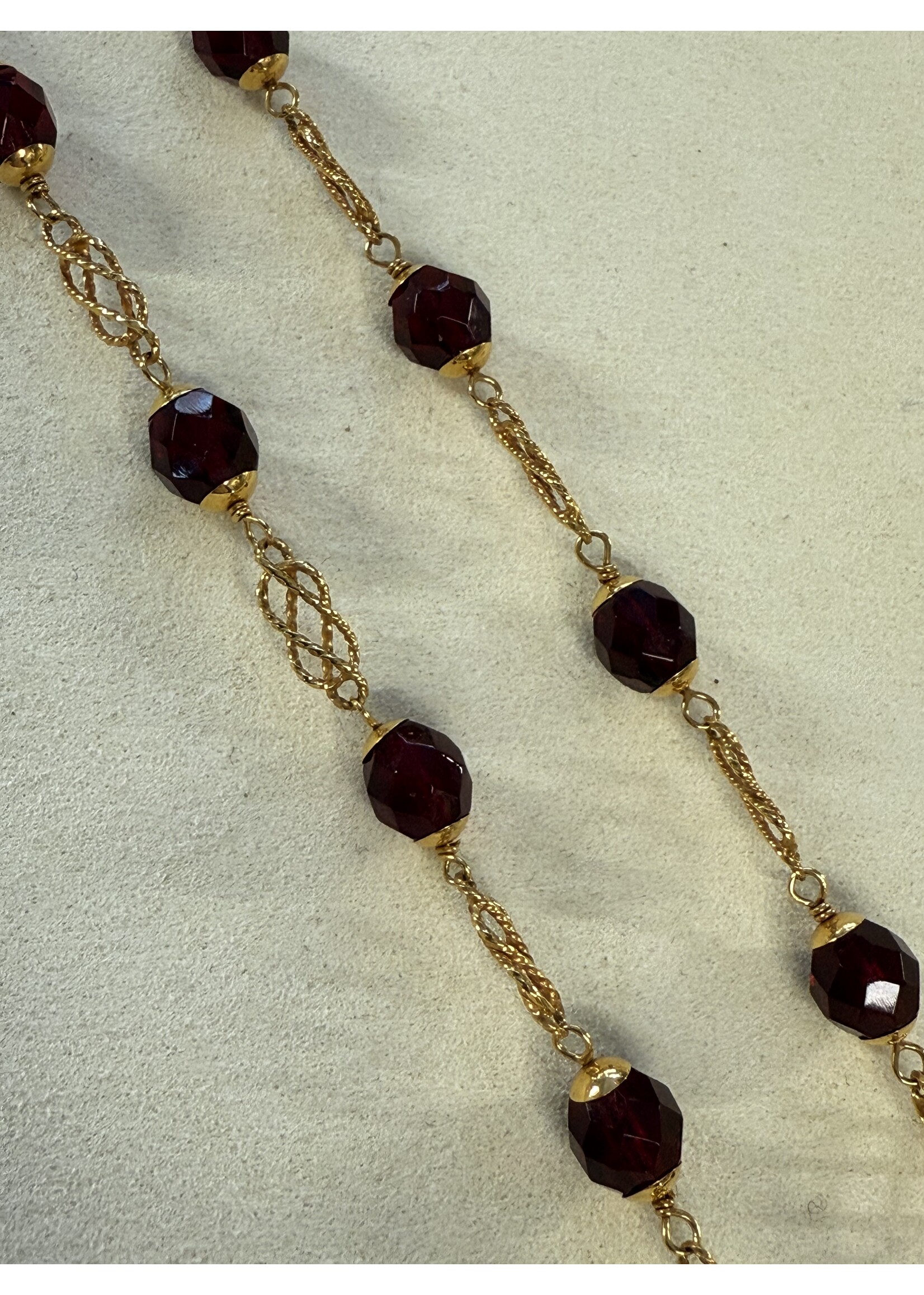 Vintage & Occasion Geelgouden collier  vintage met ogri kralen en mattenklopper motief 18k