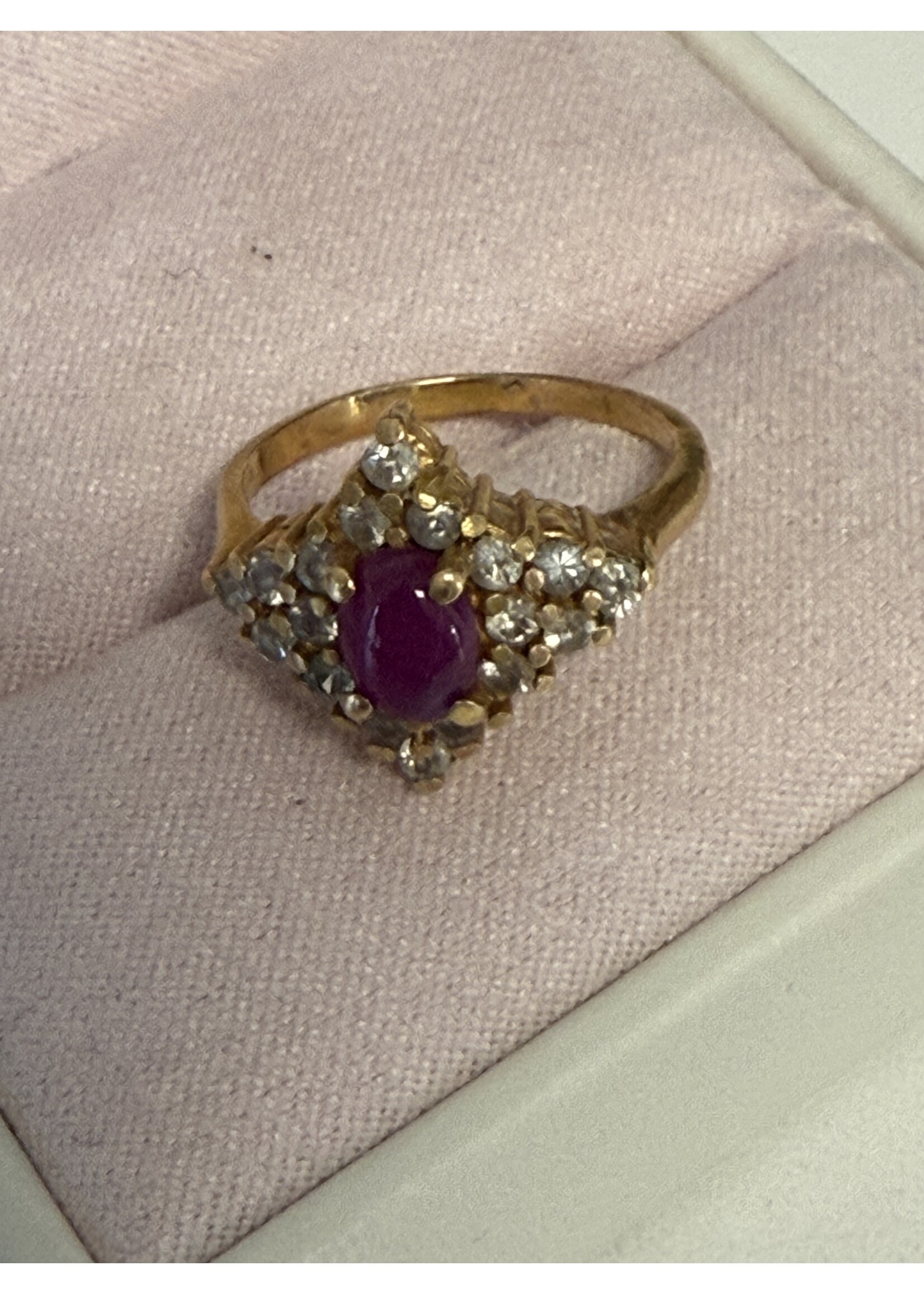 Vintage & Occasion Geelgouden ring met briljant en ster robijn - maat 16.5