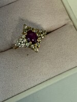Vintage & Occasion Geelgouden ring met briljant en ster robijn - maat 16.5