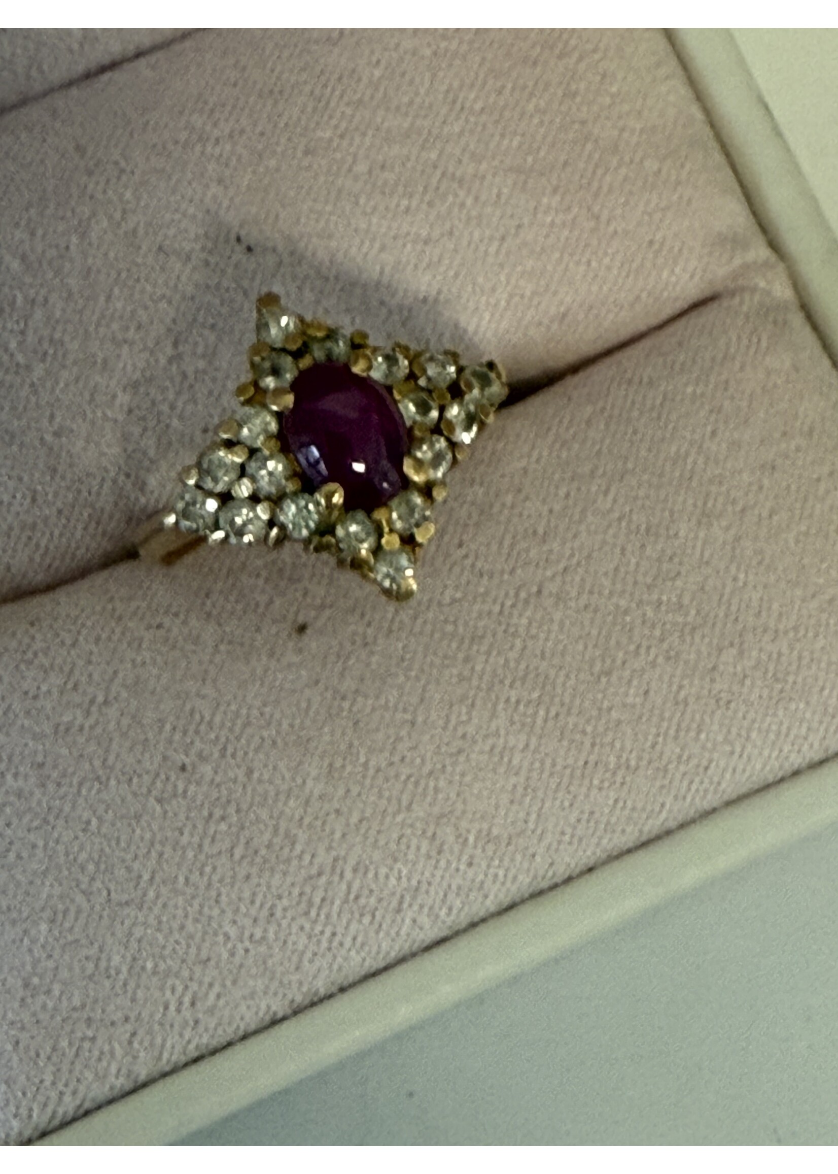 Vintage & Occasion Geelgouden ring met briljant en ster robijn - maat 16.5