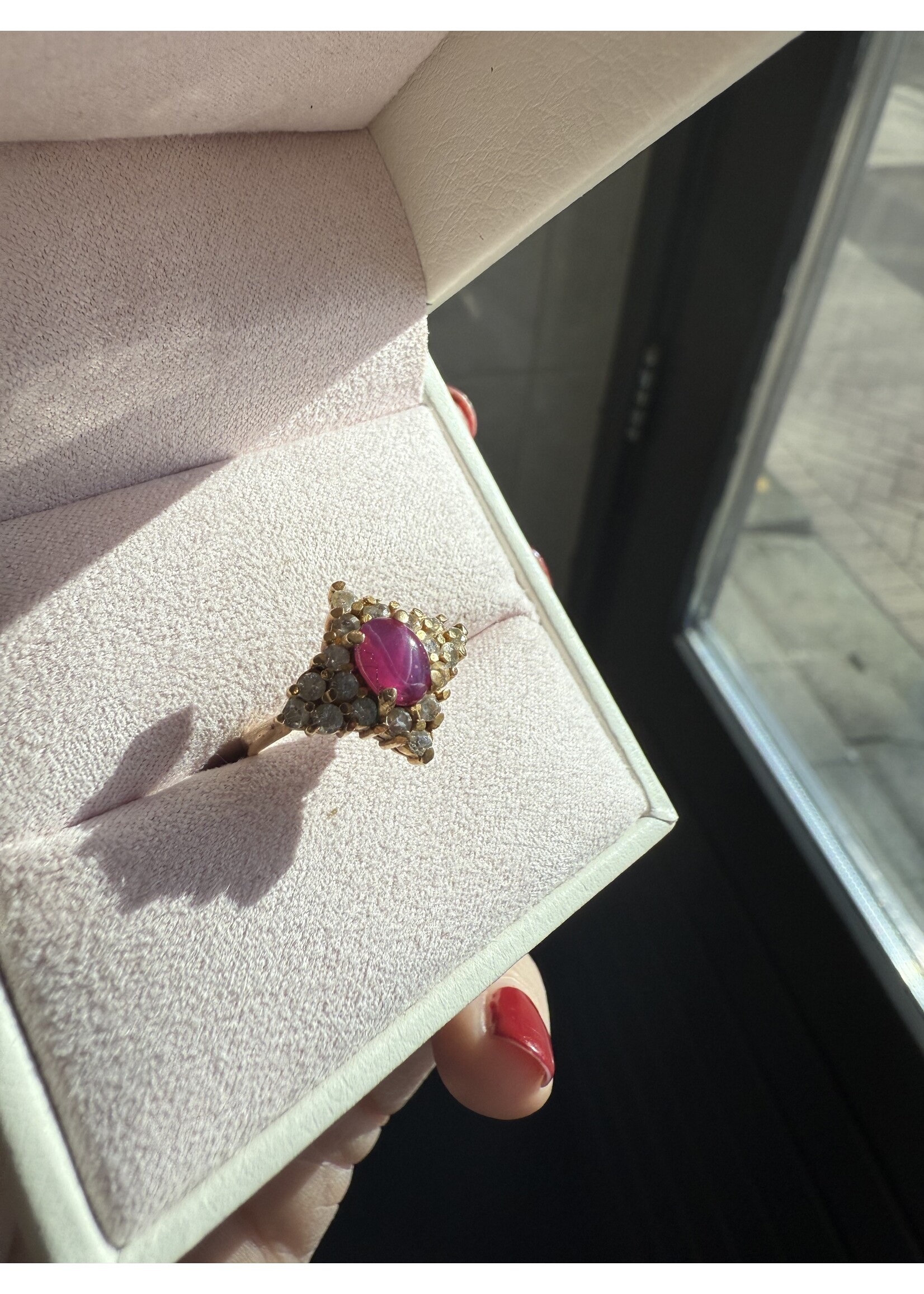 Vintage & Occasion Geelgouden ring met briljant en ster robijn - maat 16.5