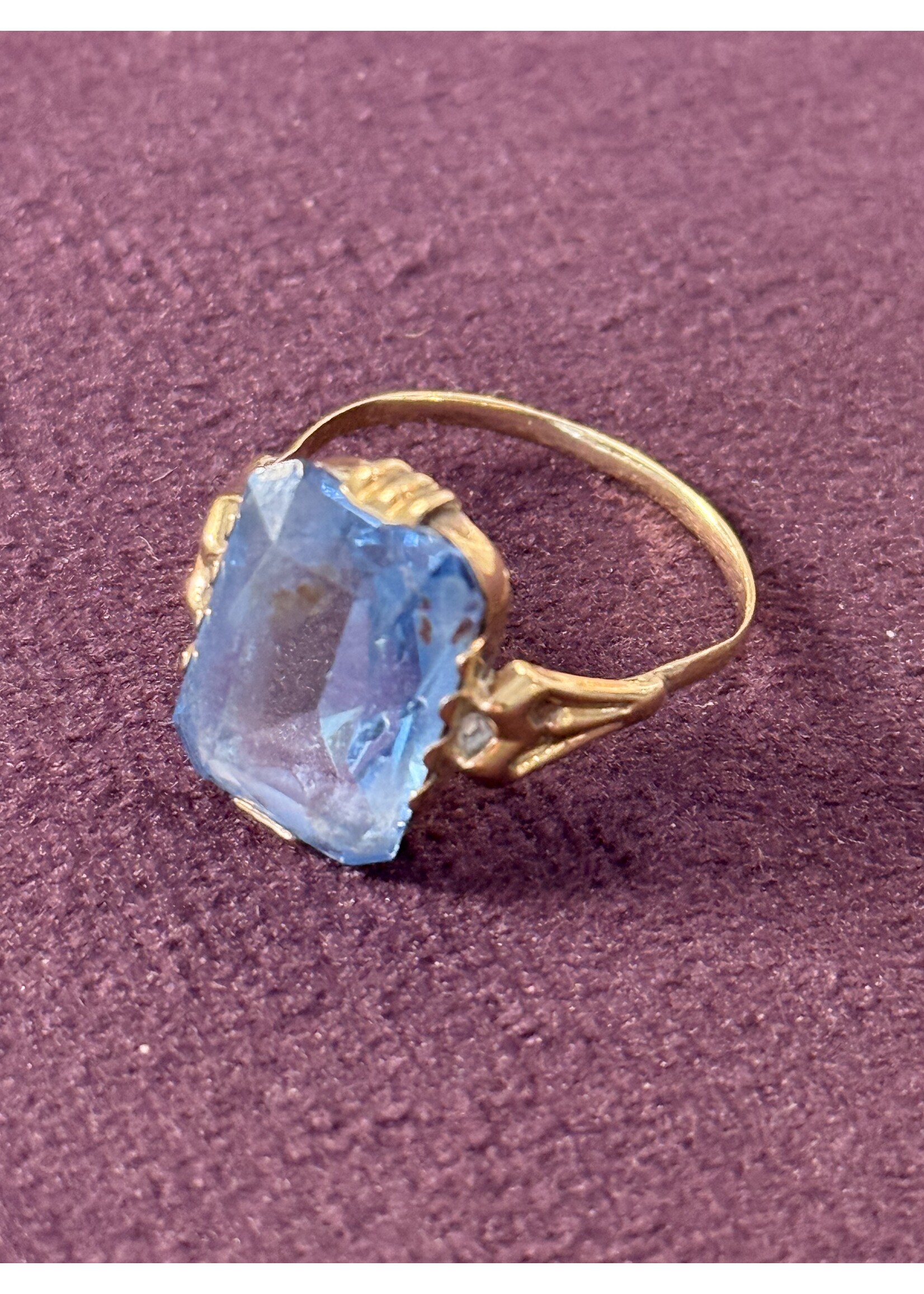 Geelgouden ring met blauwe steen - maat 18.5